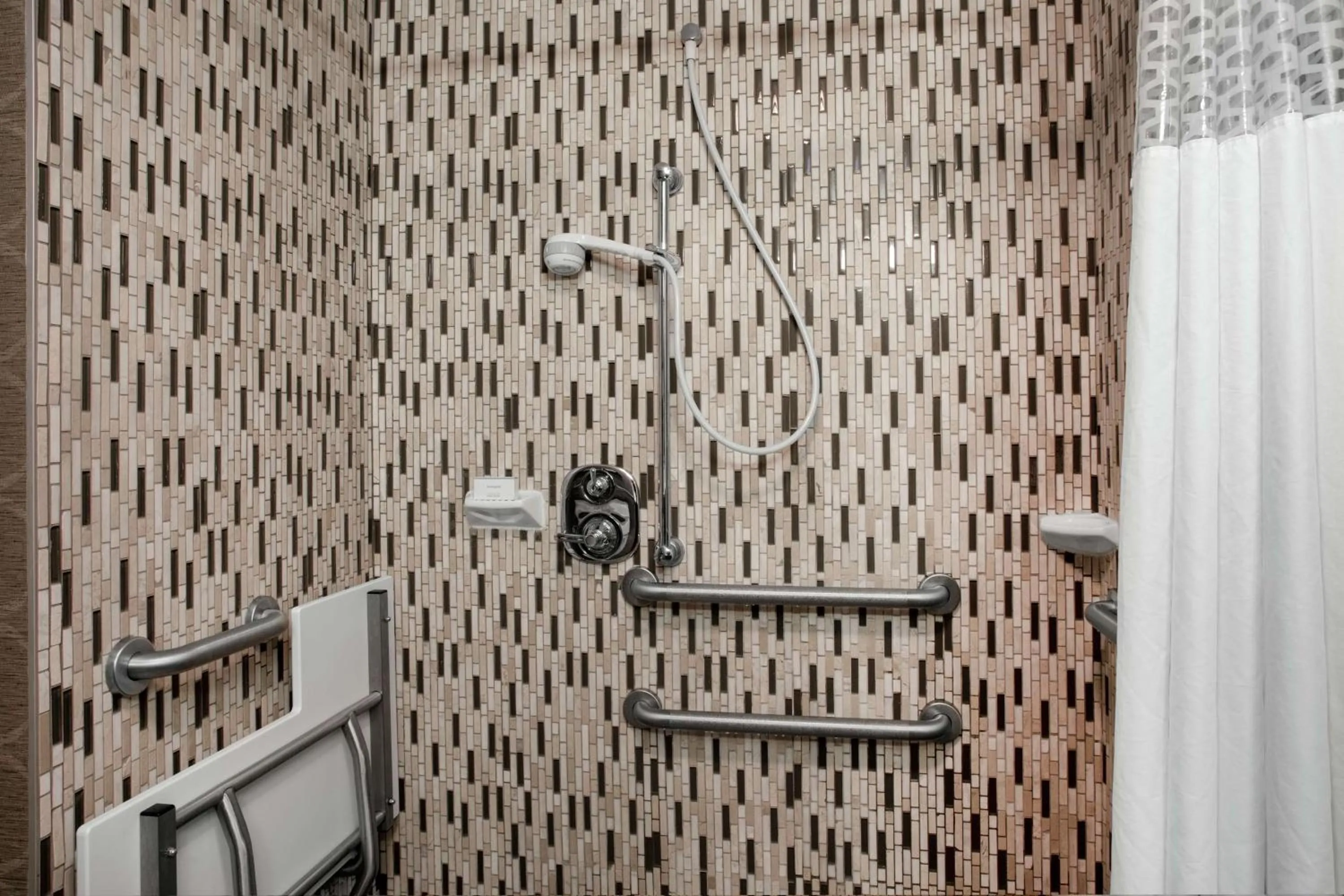 Bathroom in Hampton Inn Philadelphia/Voorhees