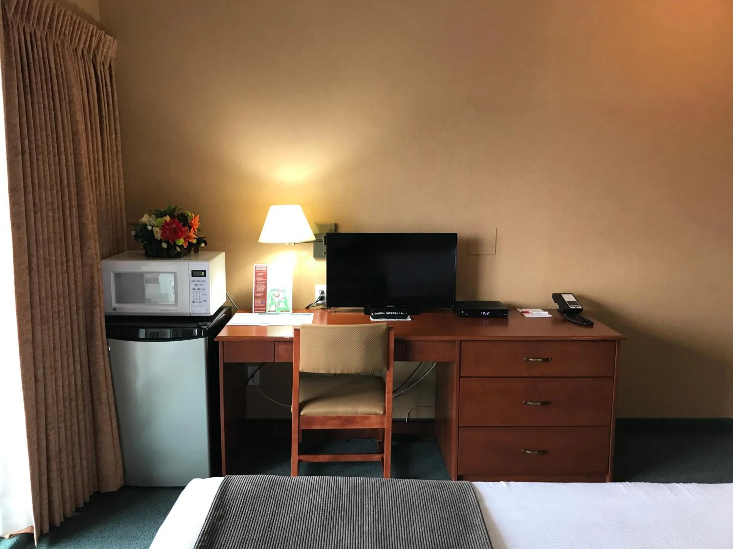 TV and multimedia in Beach Gardens Resort and Marina