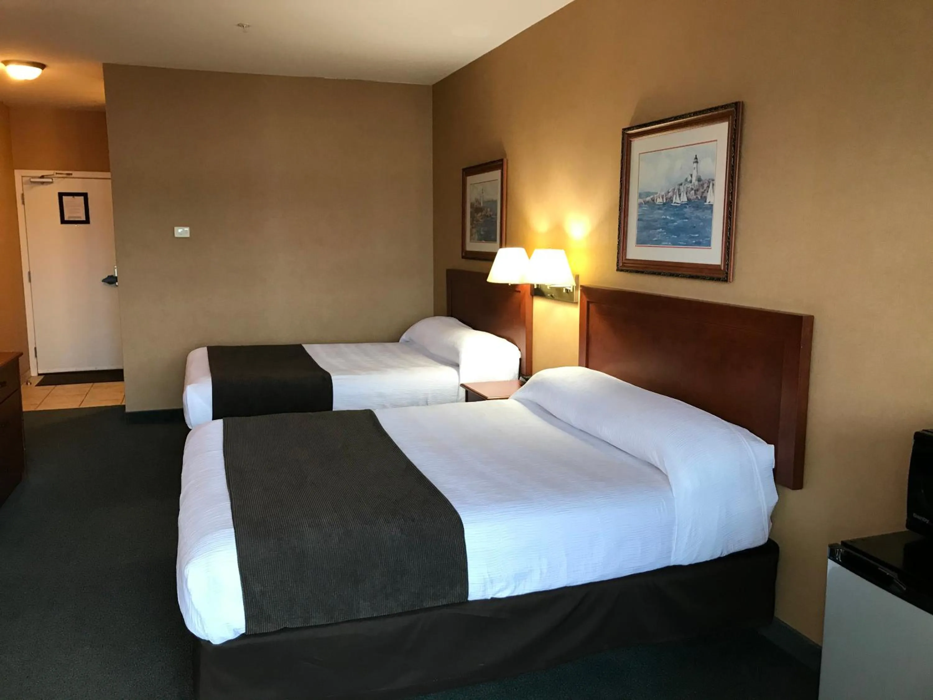 Bed in Beach Gardens Resort and Marina