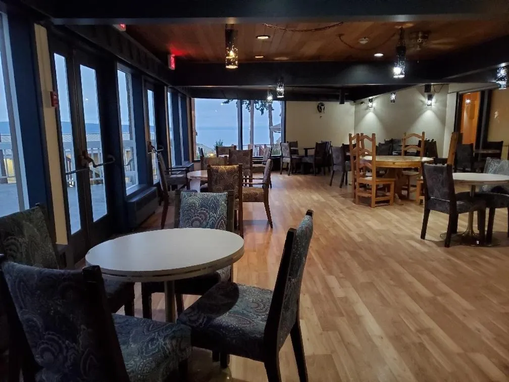 Seating area in Beach Gardens Resort and Marina