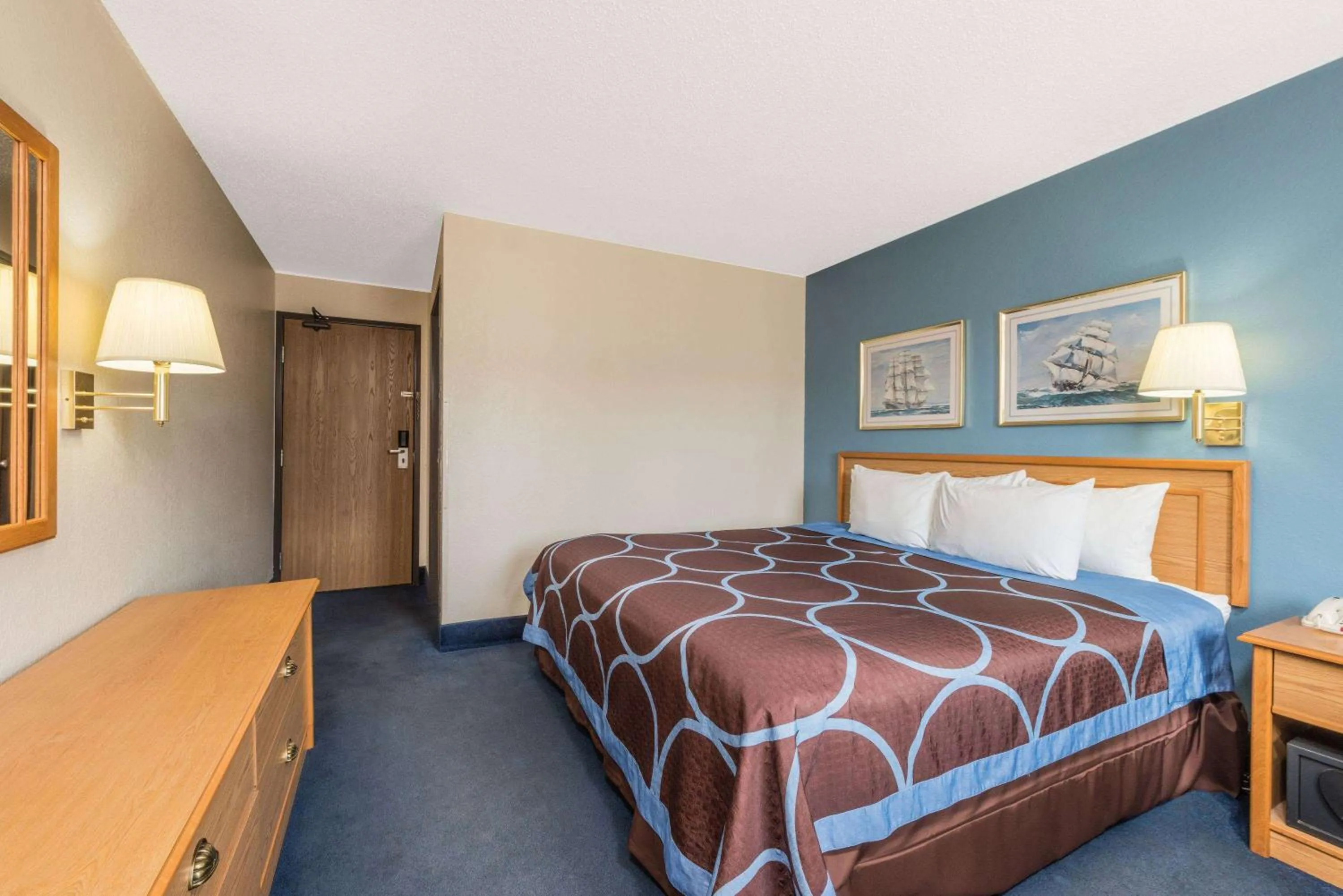 Photo of the whole room, Bed in Super 8 by Wyndham Potosi