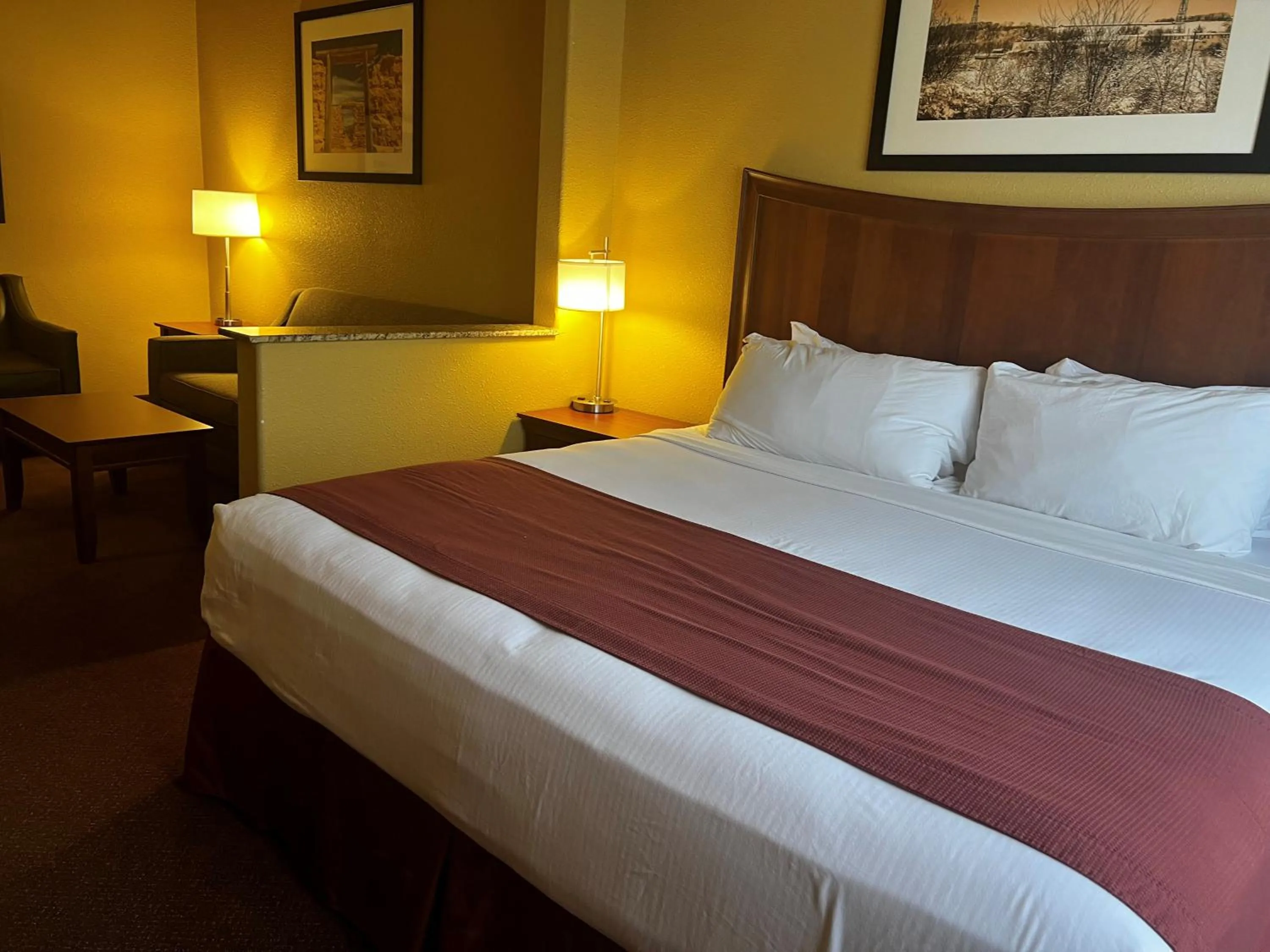 Photo of the whole room, Bed in Baymont by Wyndham Cuero