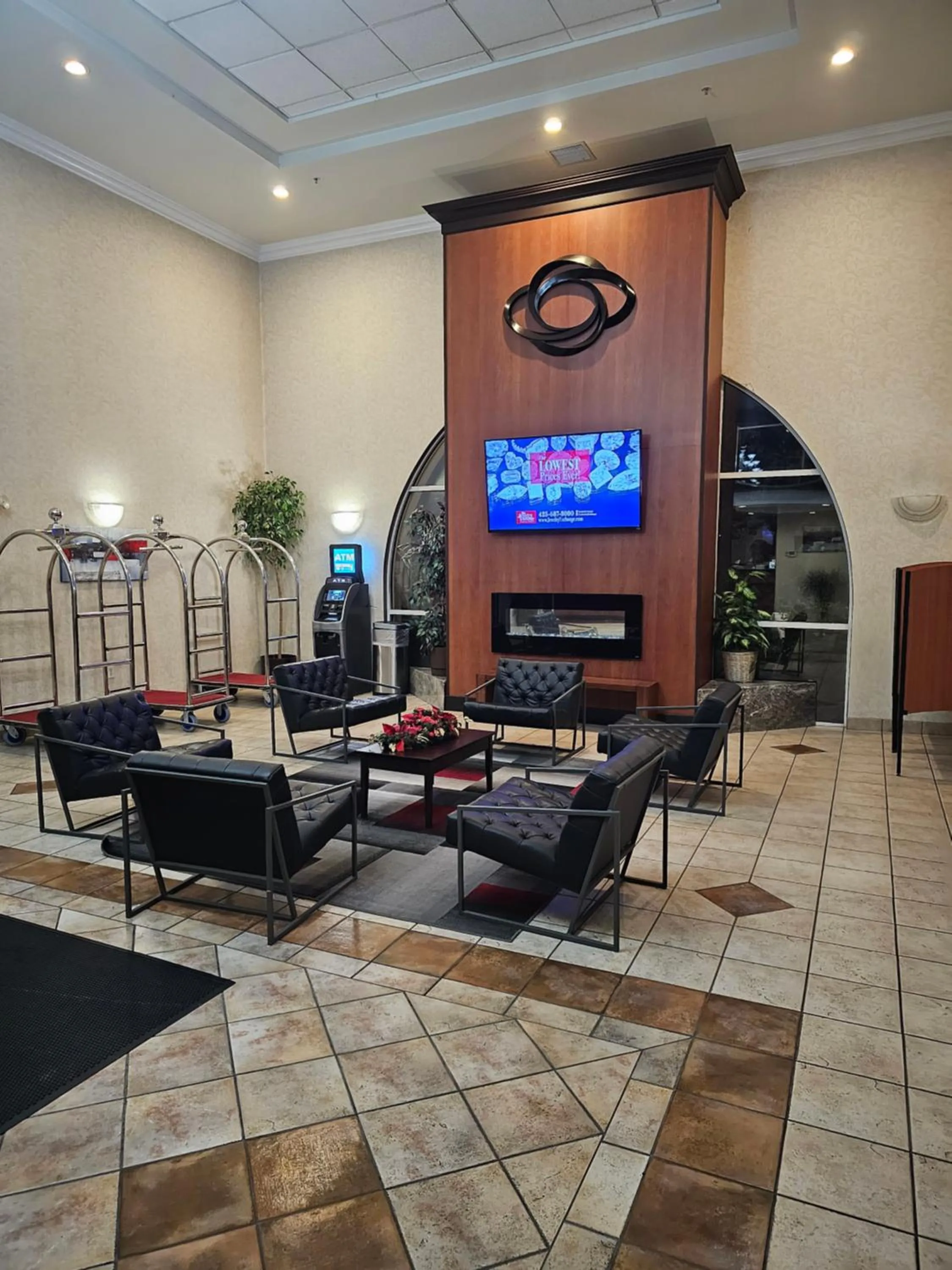 Communal lounge/ TV room in Ramada by Wyndham SeaTac Airport
