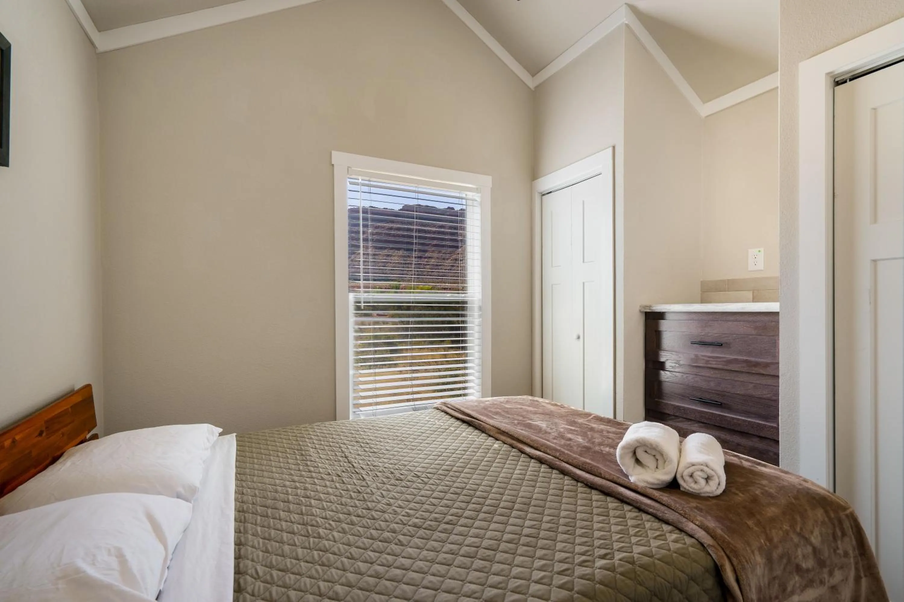 Bedroom, Bed in HTR Moab