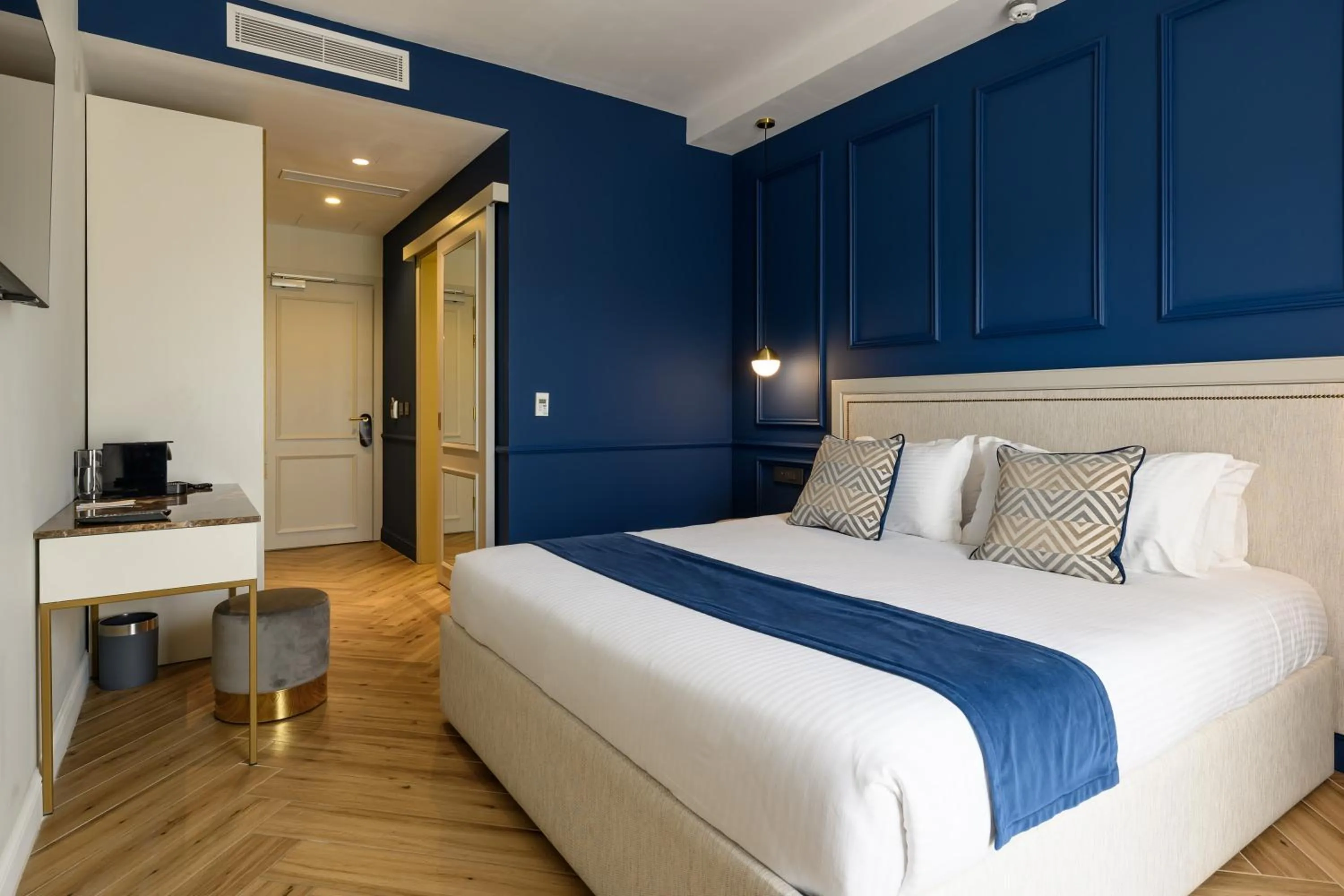 Bedroom, Bed in XVI Suites - Adults Only