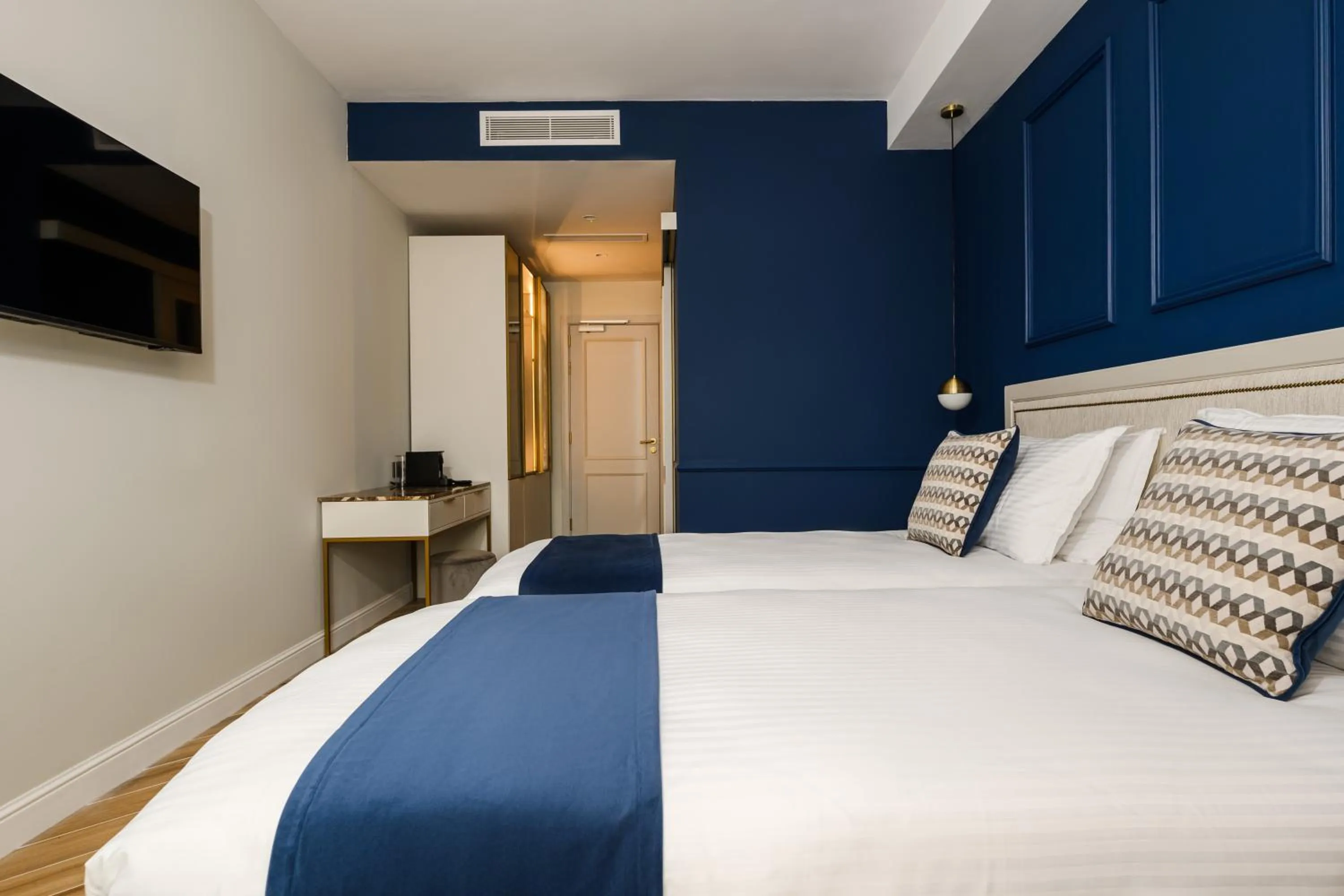 Property building, Bed in XVI Suites - Adults Only