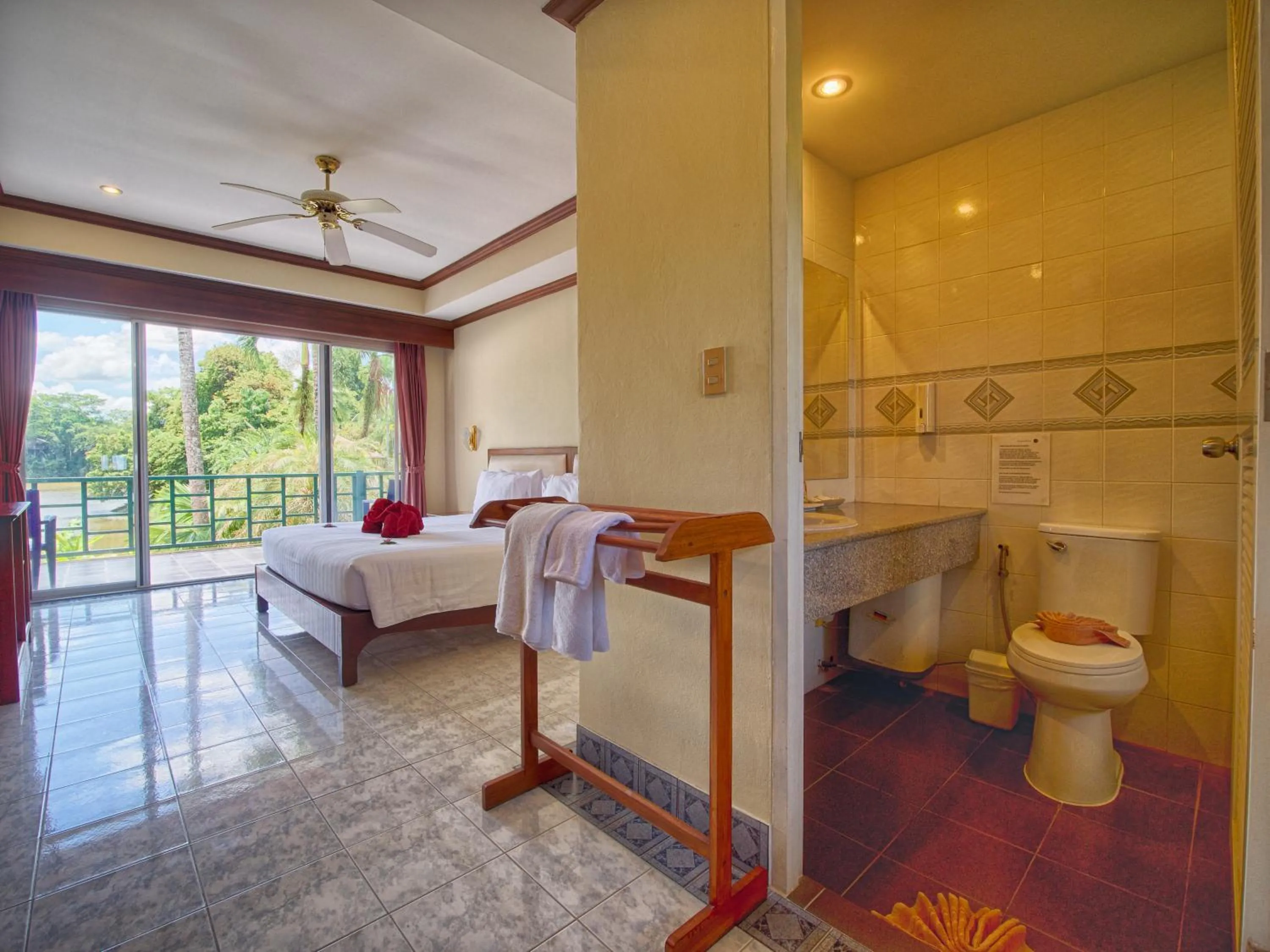 Bathroom, Bed in Serenity Lakeside Resort
