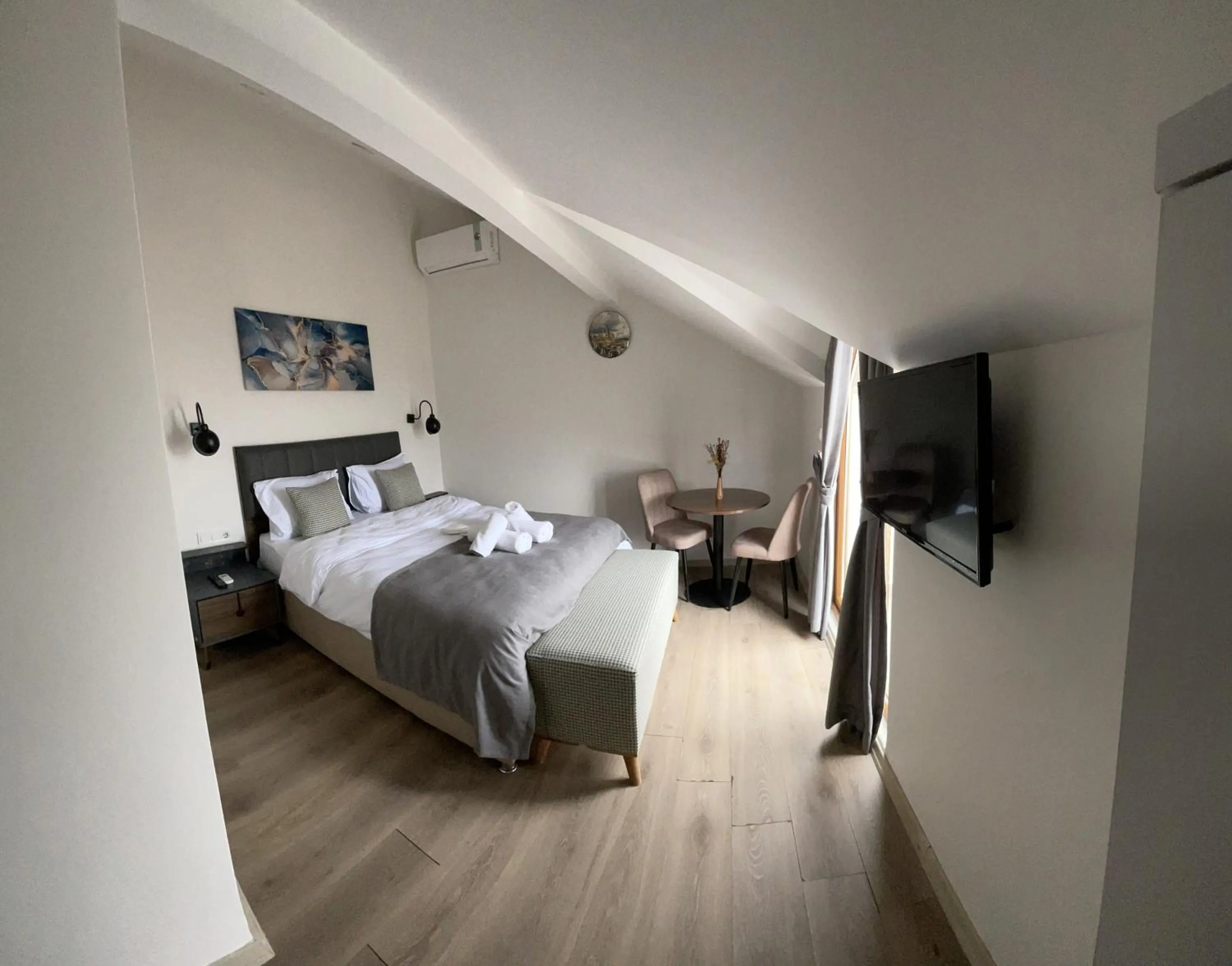 Communal lounge/ TV room, Bed in Elegance Suites