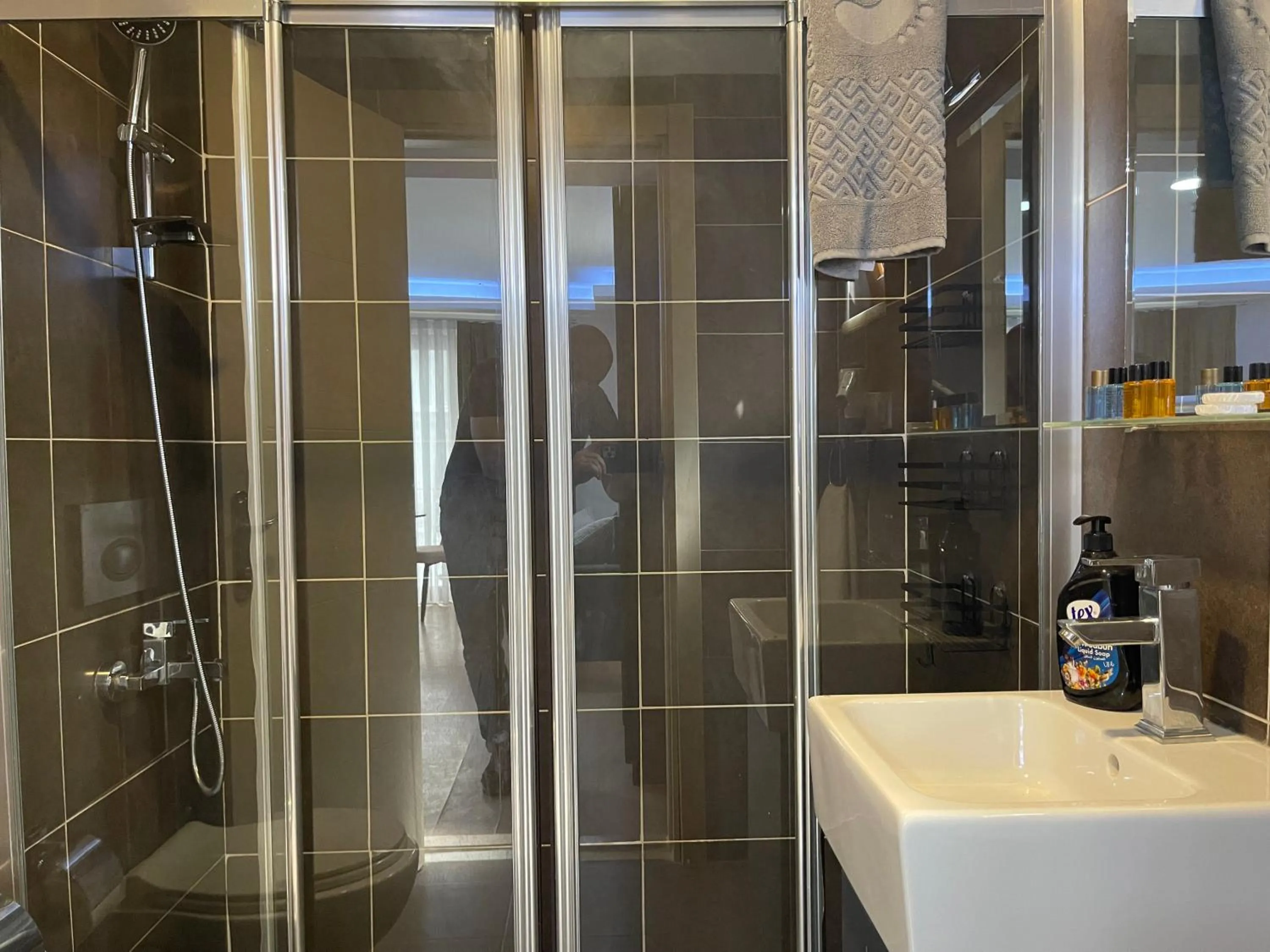 Shower in Elegance Suites