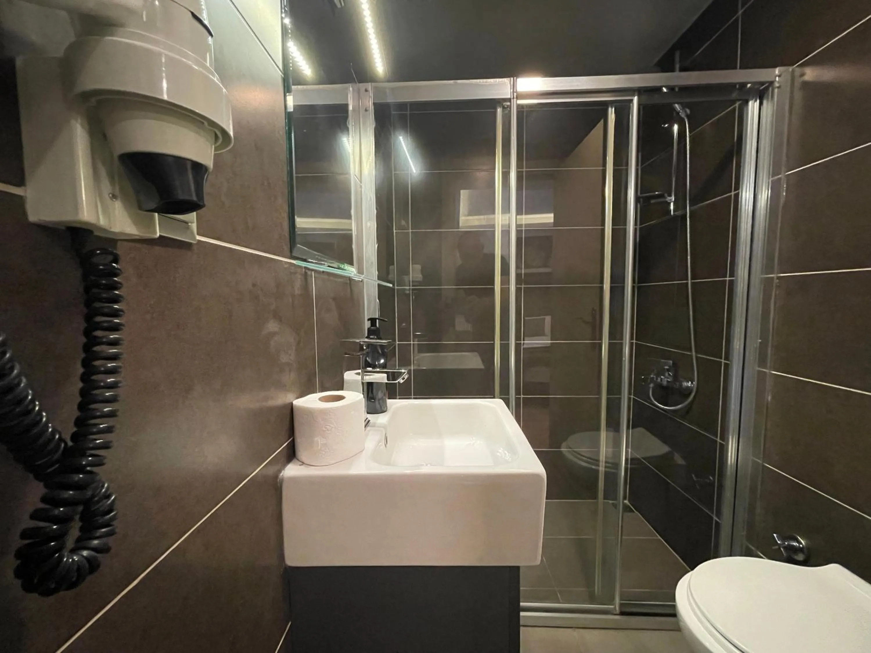 Shower in Elegance Suites