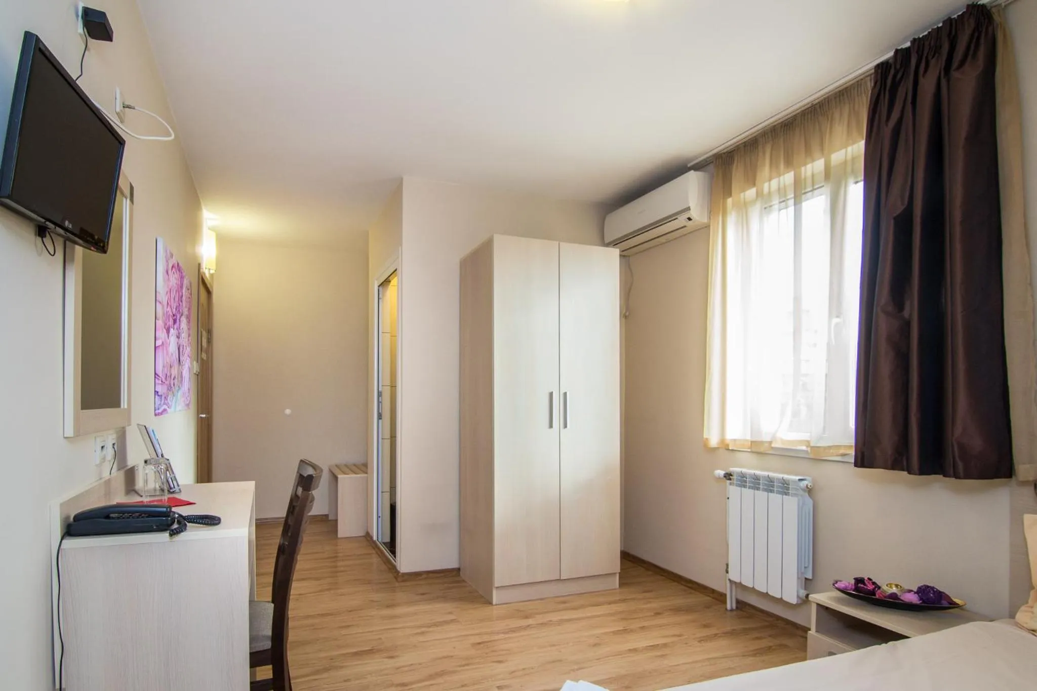 Communal lounge/ TV room in Family Hotel Madrid