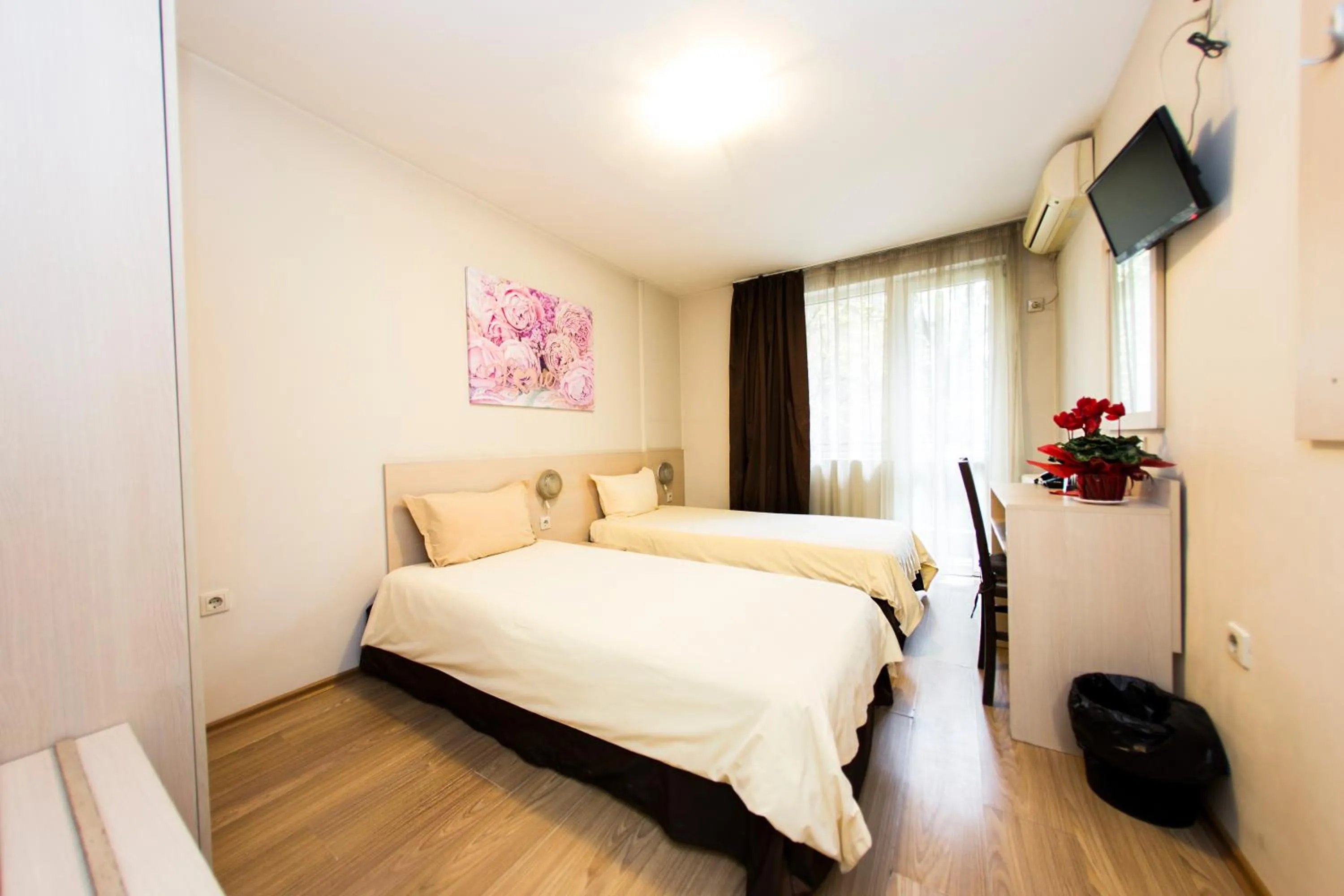 Communal lounge/ TV room, Bed in Family Hotel Madrid