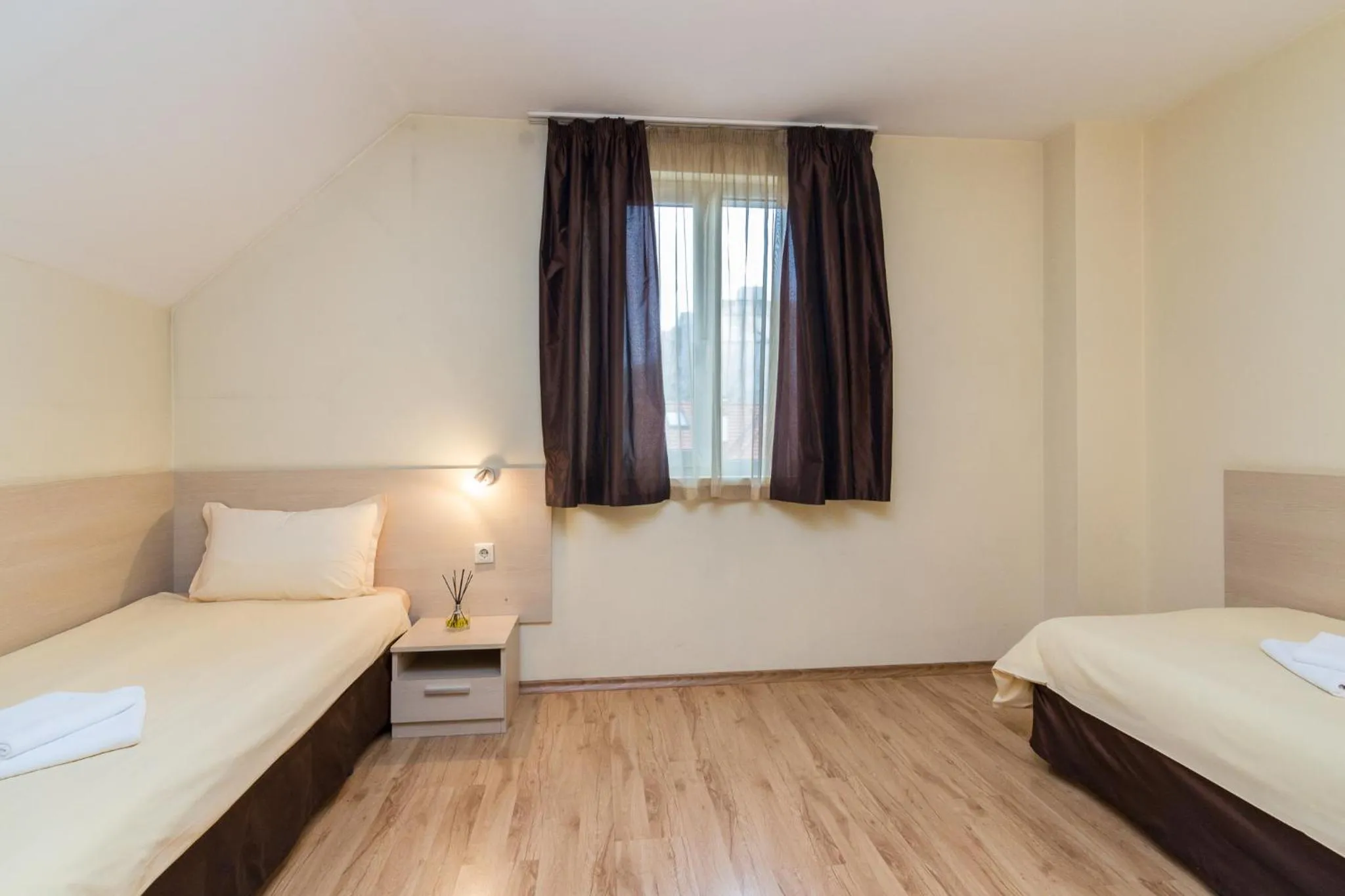 Communal lounge/ TV room, Bed in Family Hotel Madrid