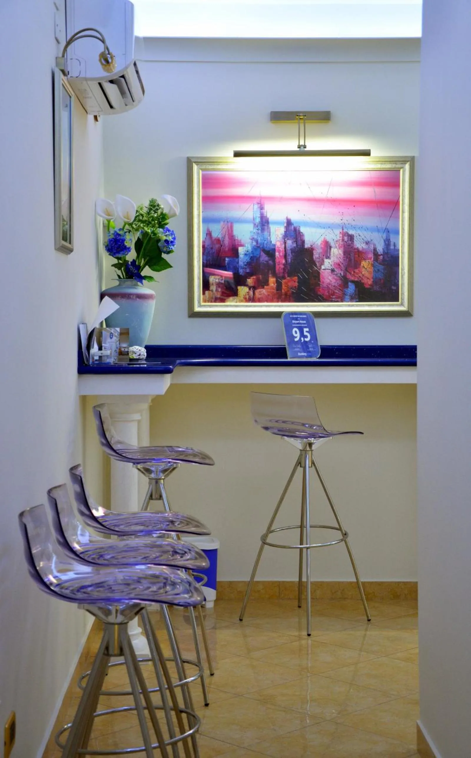 Communal lounge/ TV room in Airport House B&B