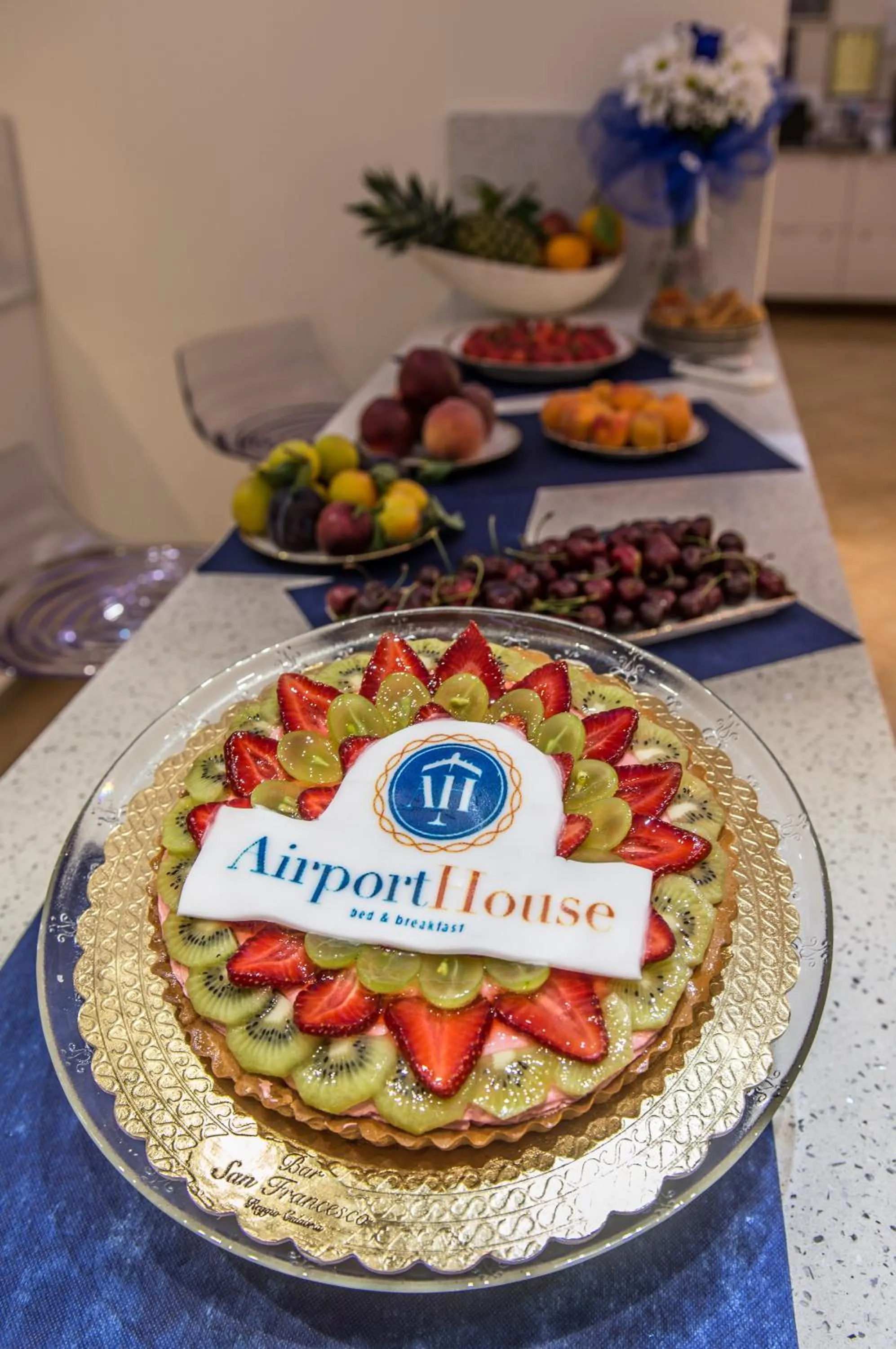 Communal lounge/ TV room in Airport House B&B