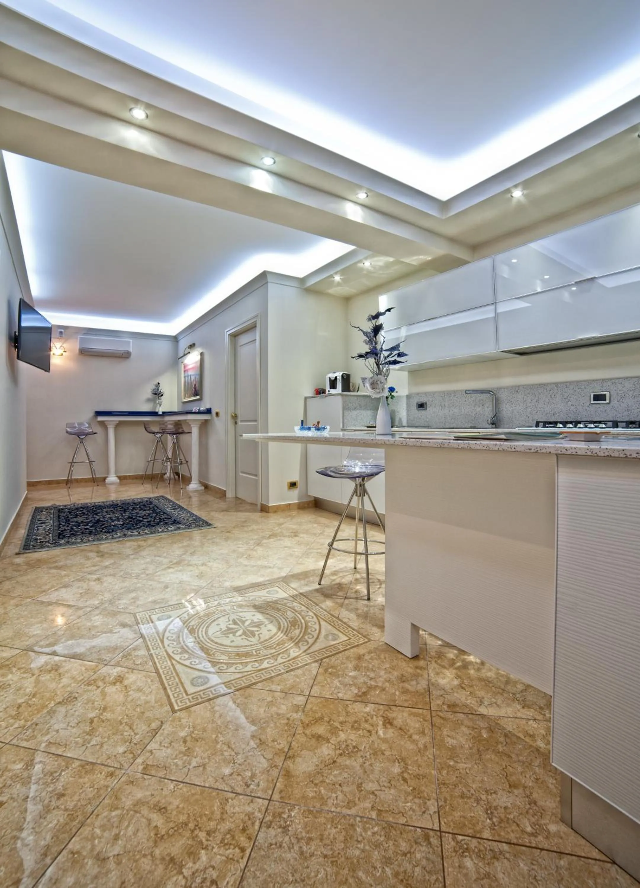 Communal lounge/ TV room in Airport House B&B