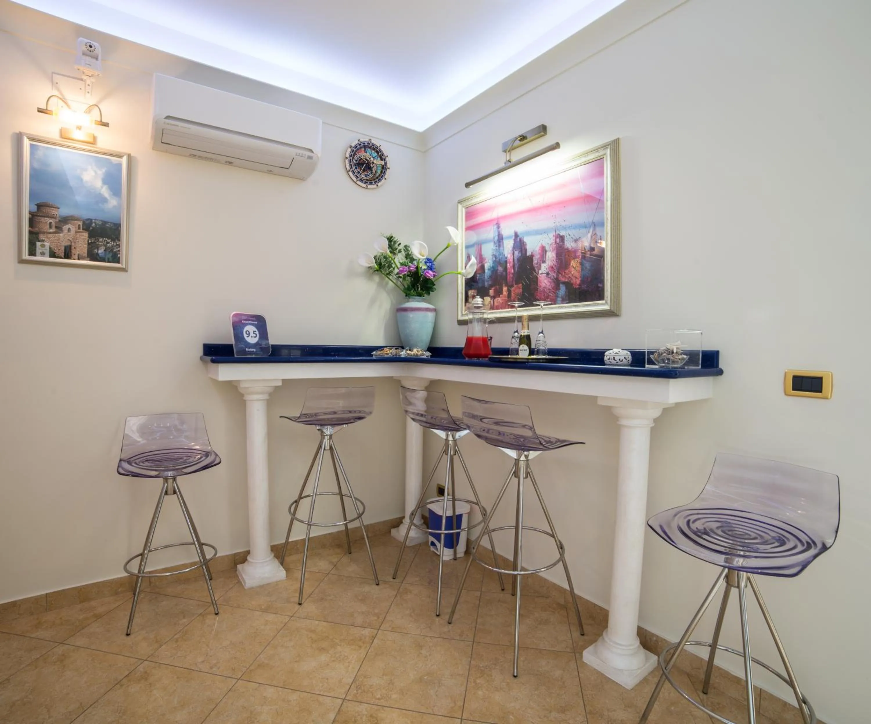 Communal lounge/ TV room in Airport House B&B