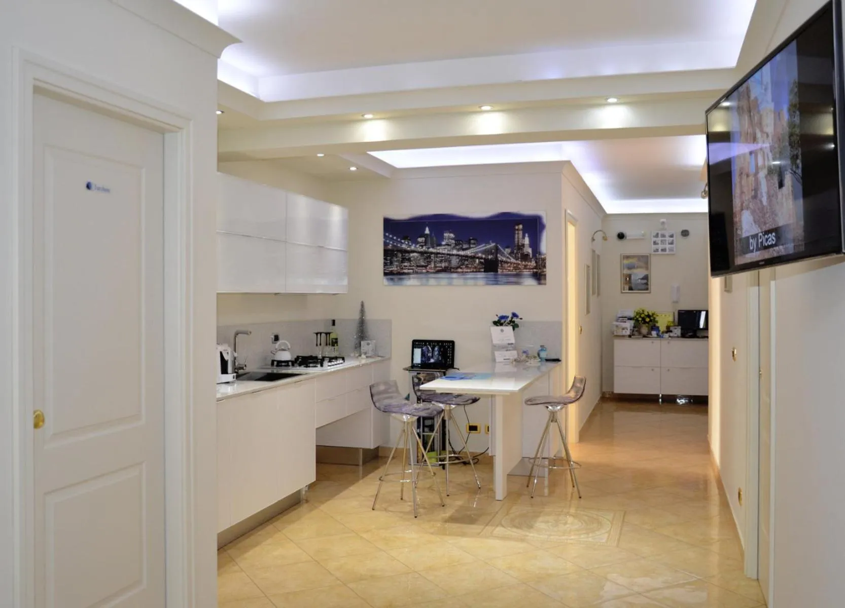 Communal lounge/ TV room in Airport House B&B