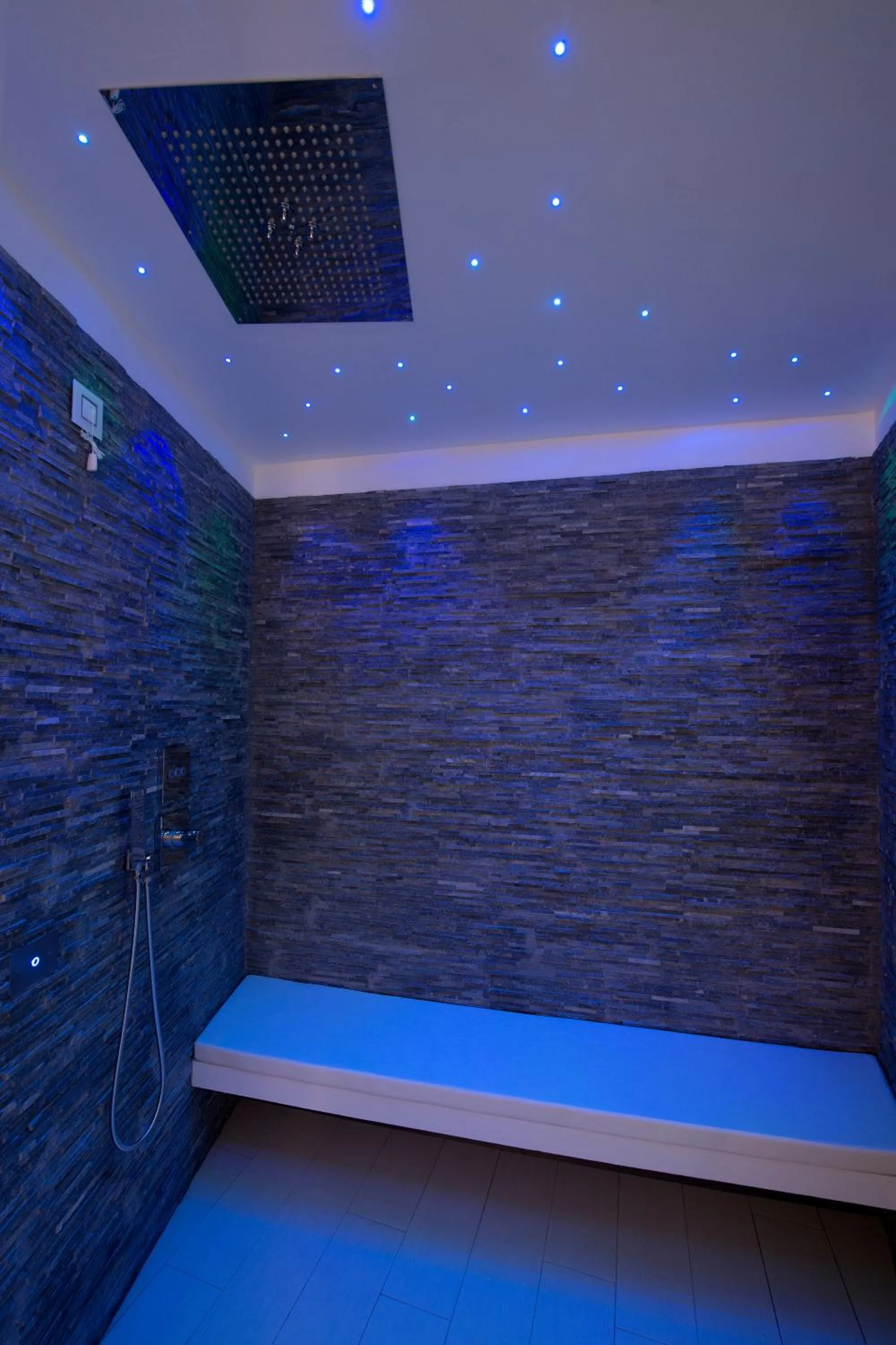 Bathroom, Bed in Aparthotel Duomo