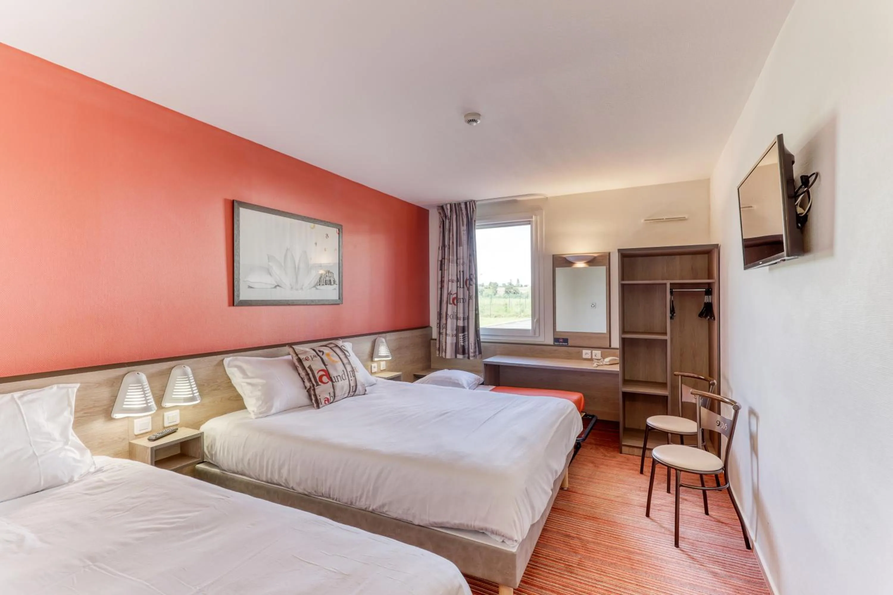 Triple Room with Private Bathroom in Ace Hotel Montluçon