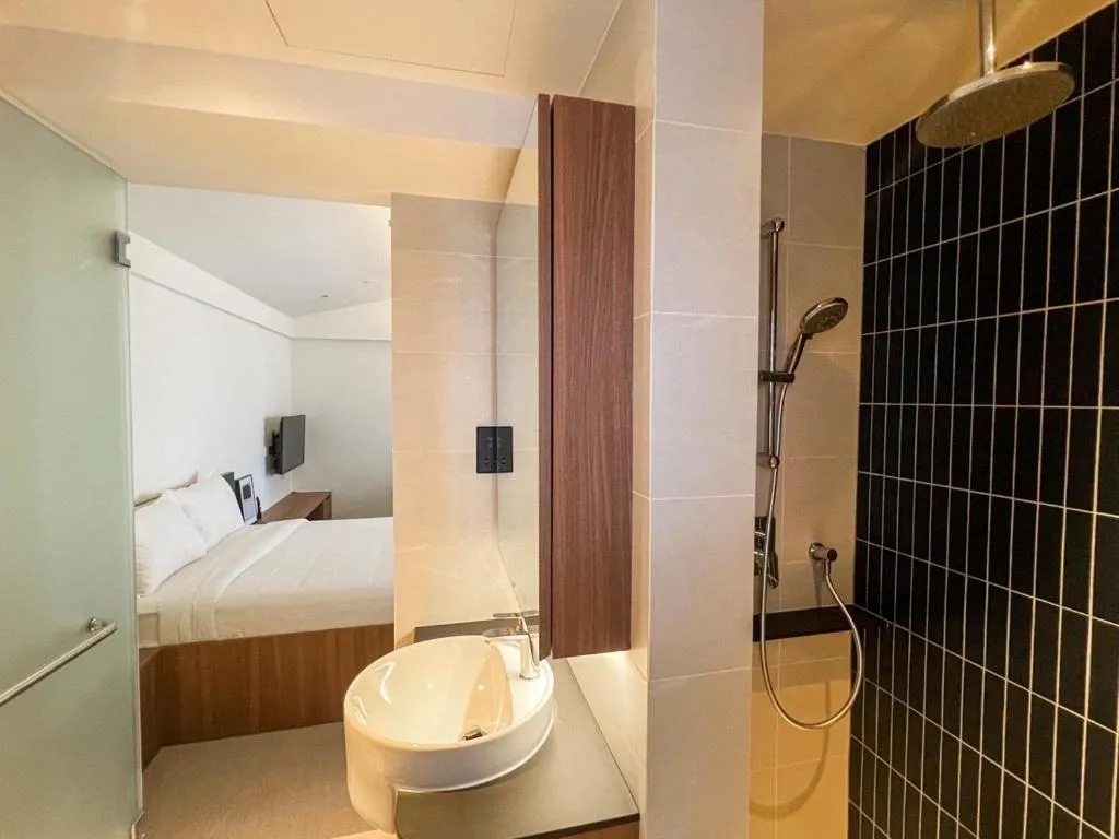Bathroom, Bed in Weave Suites - Midtown