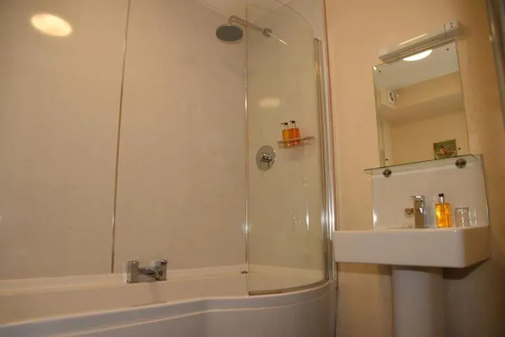 Bathroom in Harry's Hotel & Restaurant