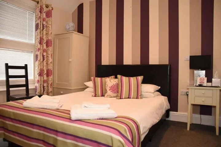 Bedroom, Bed in Harry's Hotel & Restaurant