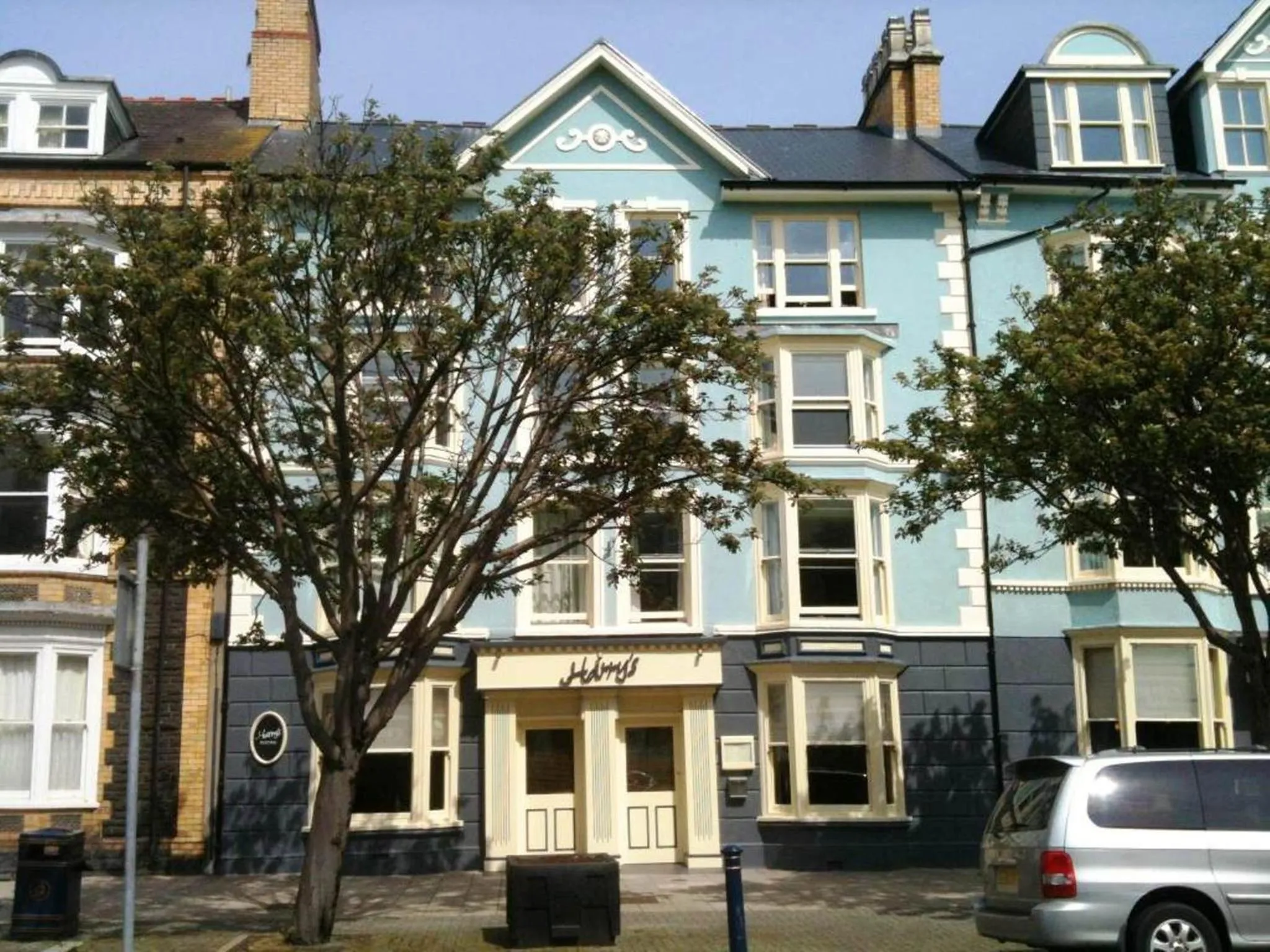 Facade/entrance in Harry's Hotel & Restaurant