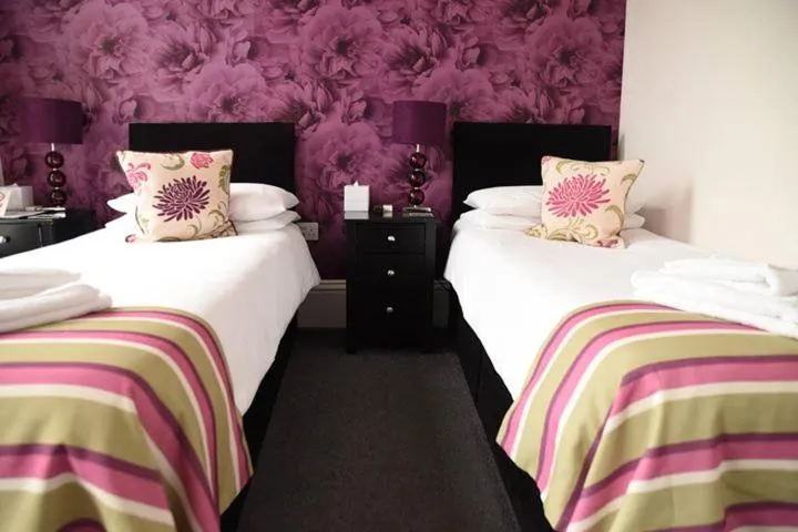 Bedroom, Bed in Harry's Hotel & Restaurant