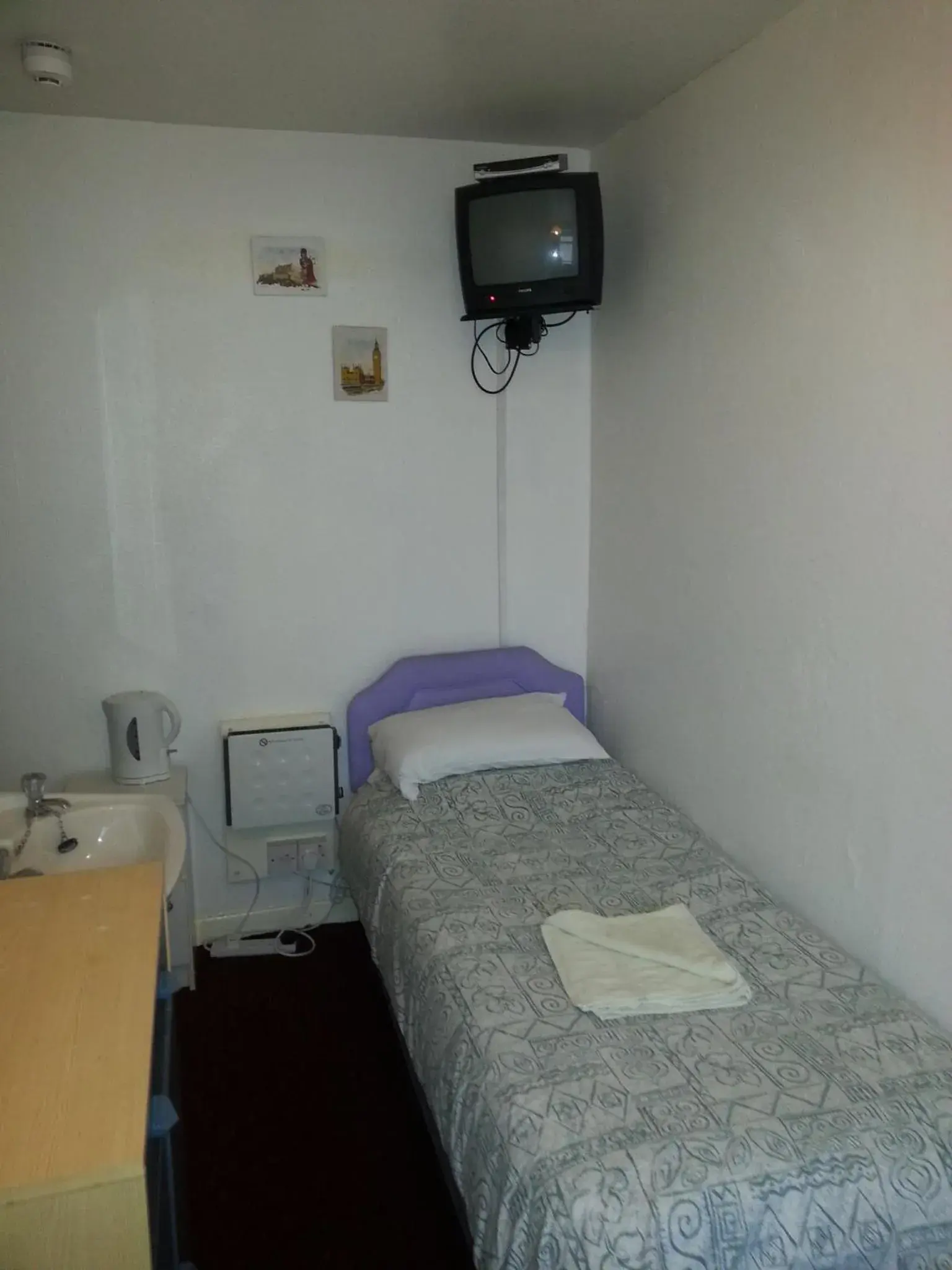 Single Room with Shared Bathroom in Jesmond International Hotel Single Room with Shared Bathroom in Jesmond International Hotel