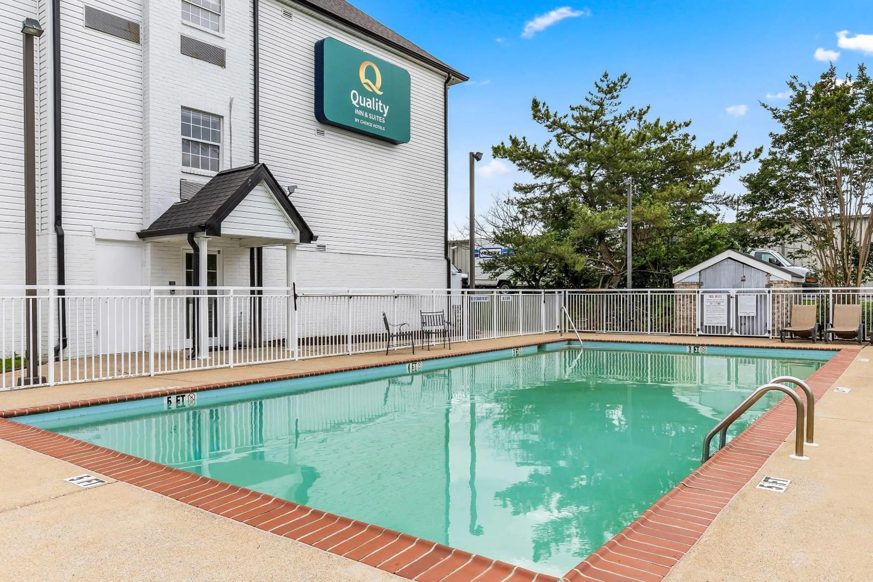Swimming pool in Quality Inn & Suites Nashville - Bellevue