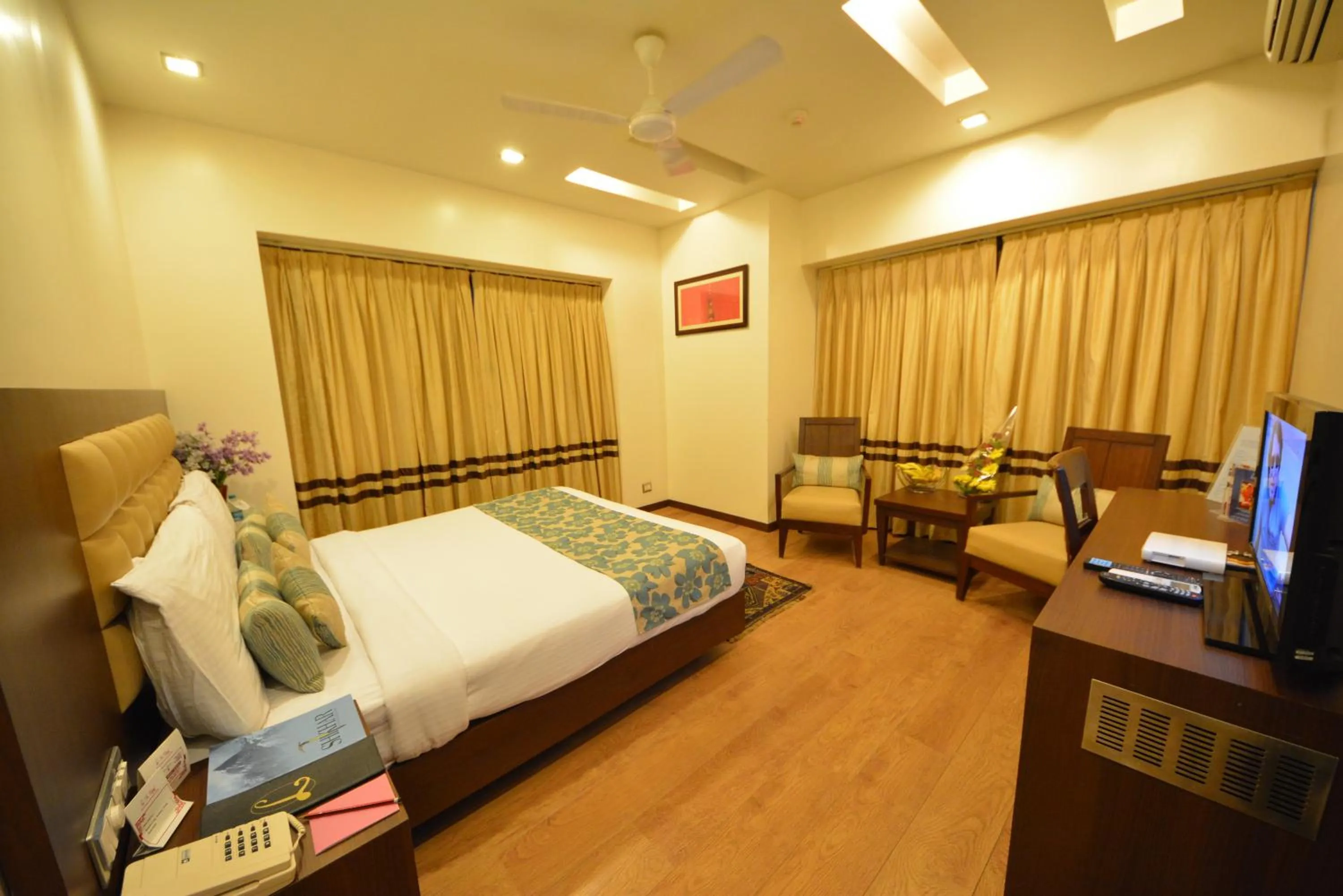 Photo of the whole room, Bed in The Legend Inn @Nagpur