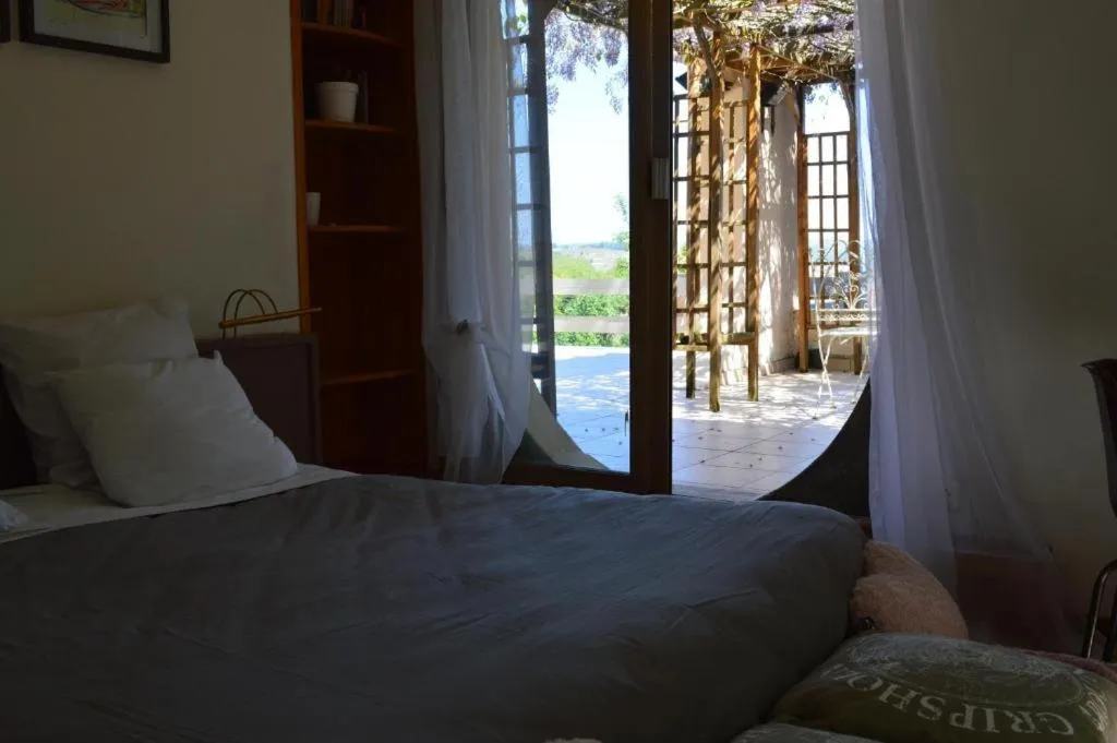 Photo of the whole room, Bed in Casa mARTa : Suites, terrasses et vue panoramique