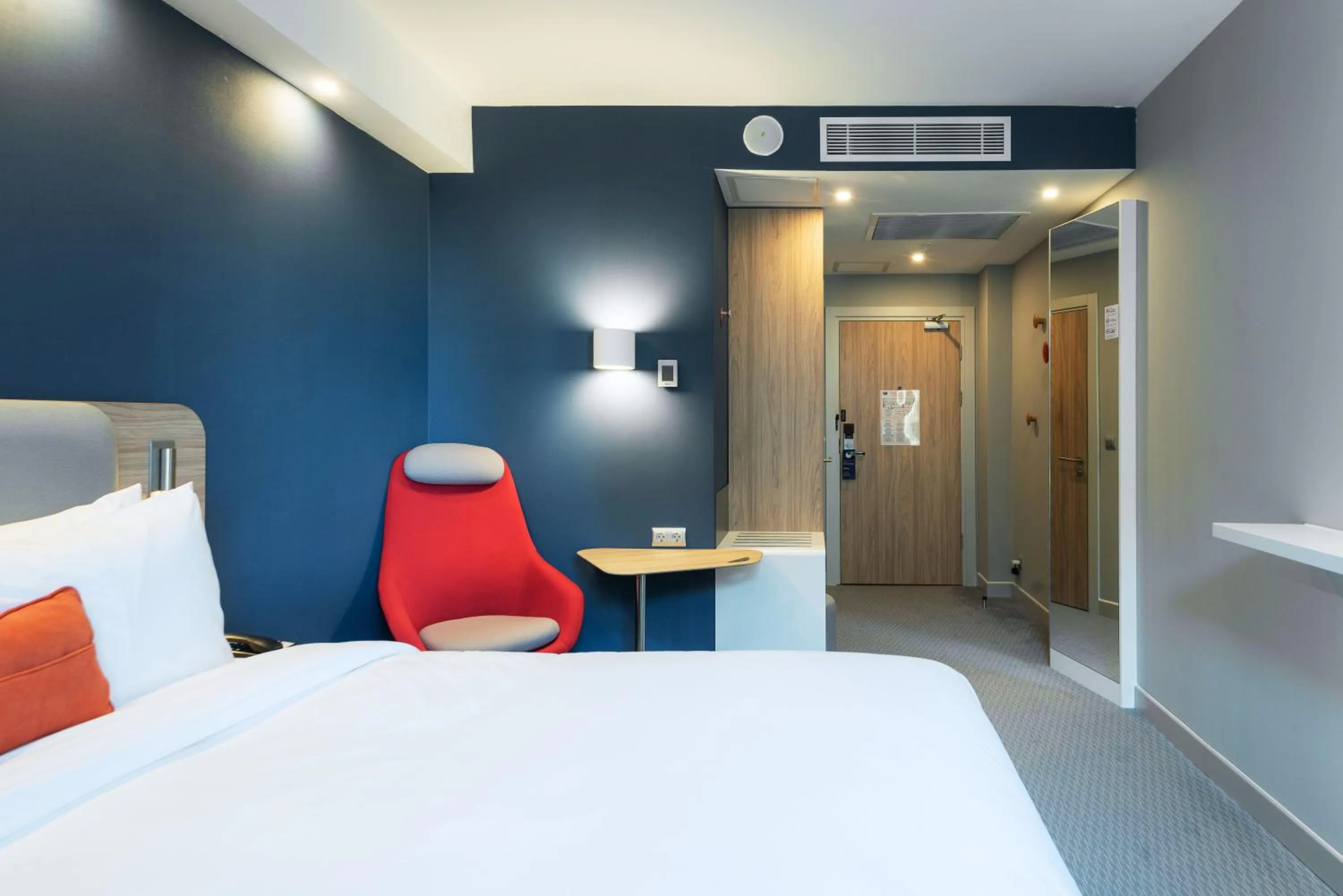 Photo of the whole room, Bed in Holiday Inn Express - Astana - Turan by IHG