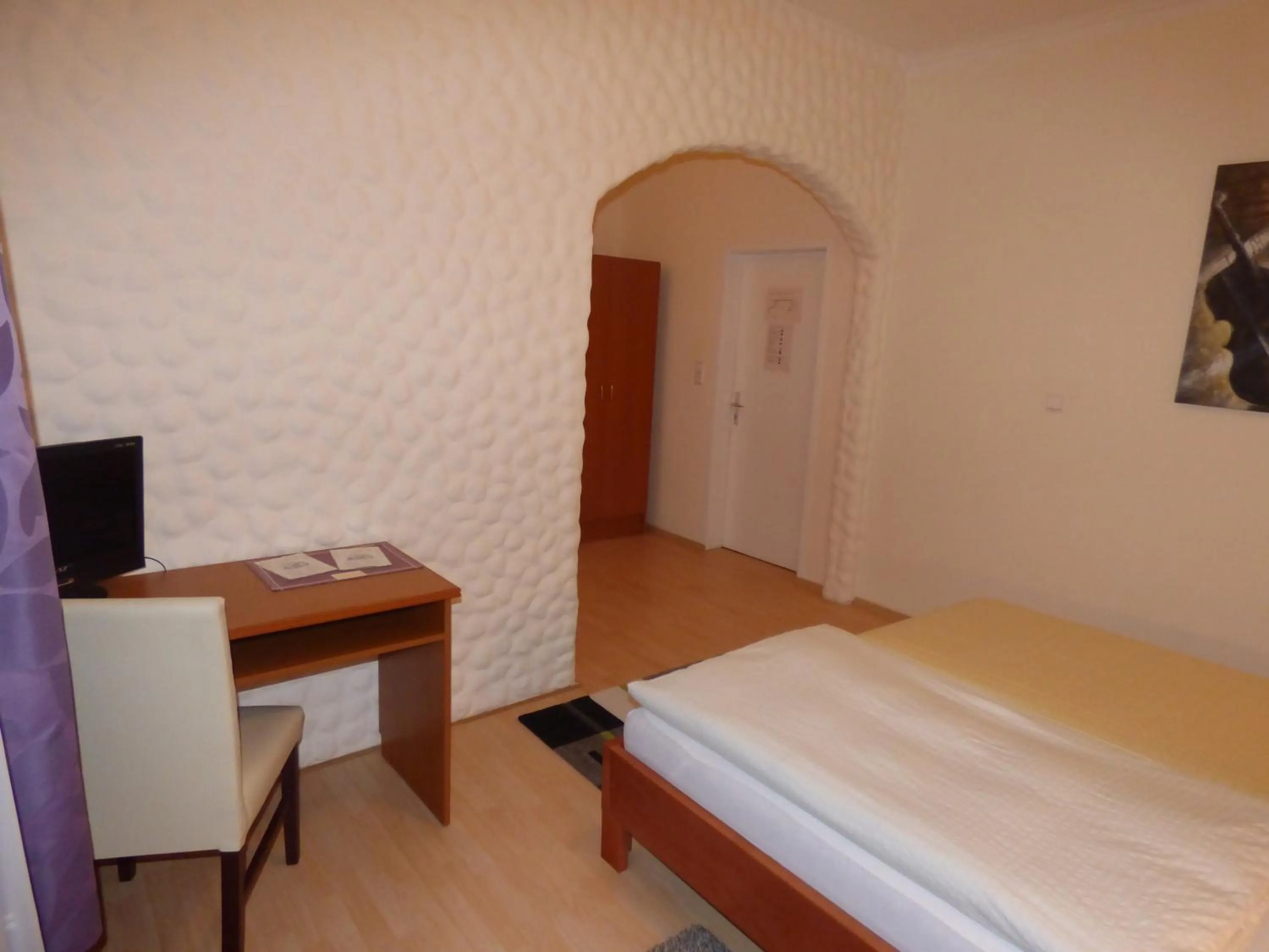 Bedroom, Bed in Hotel Diele