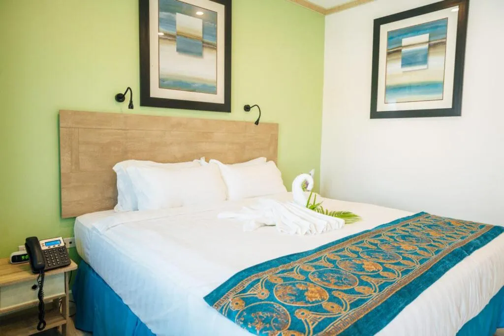 Bed in Maxwell Del Mar Hotel