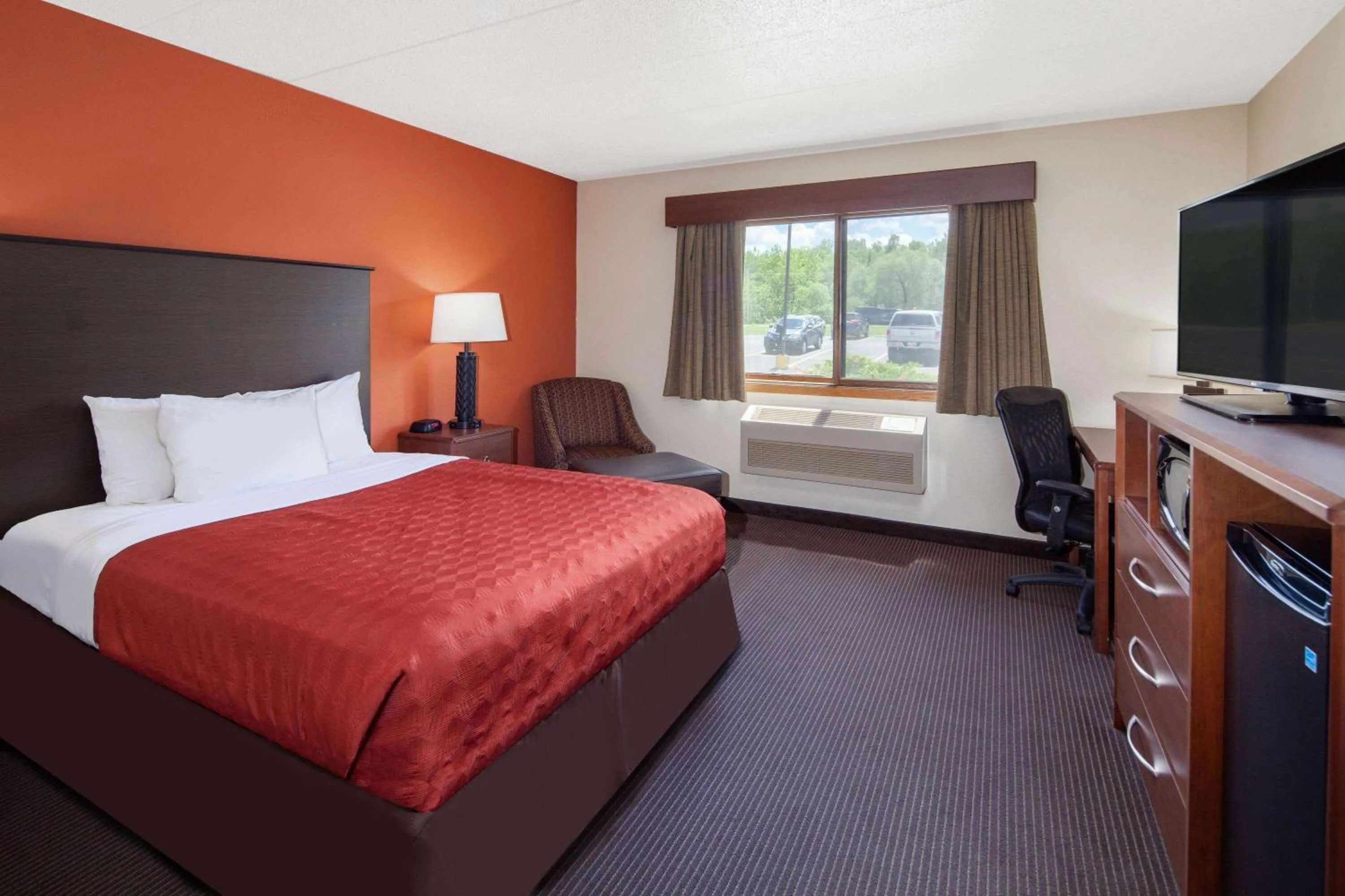 Photo of the whole room, Bed in AmericInn by Wyndham Ashland