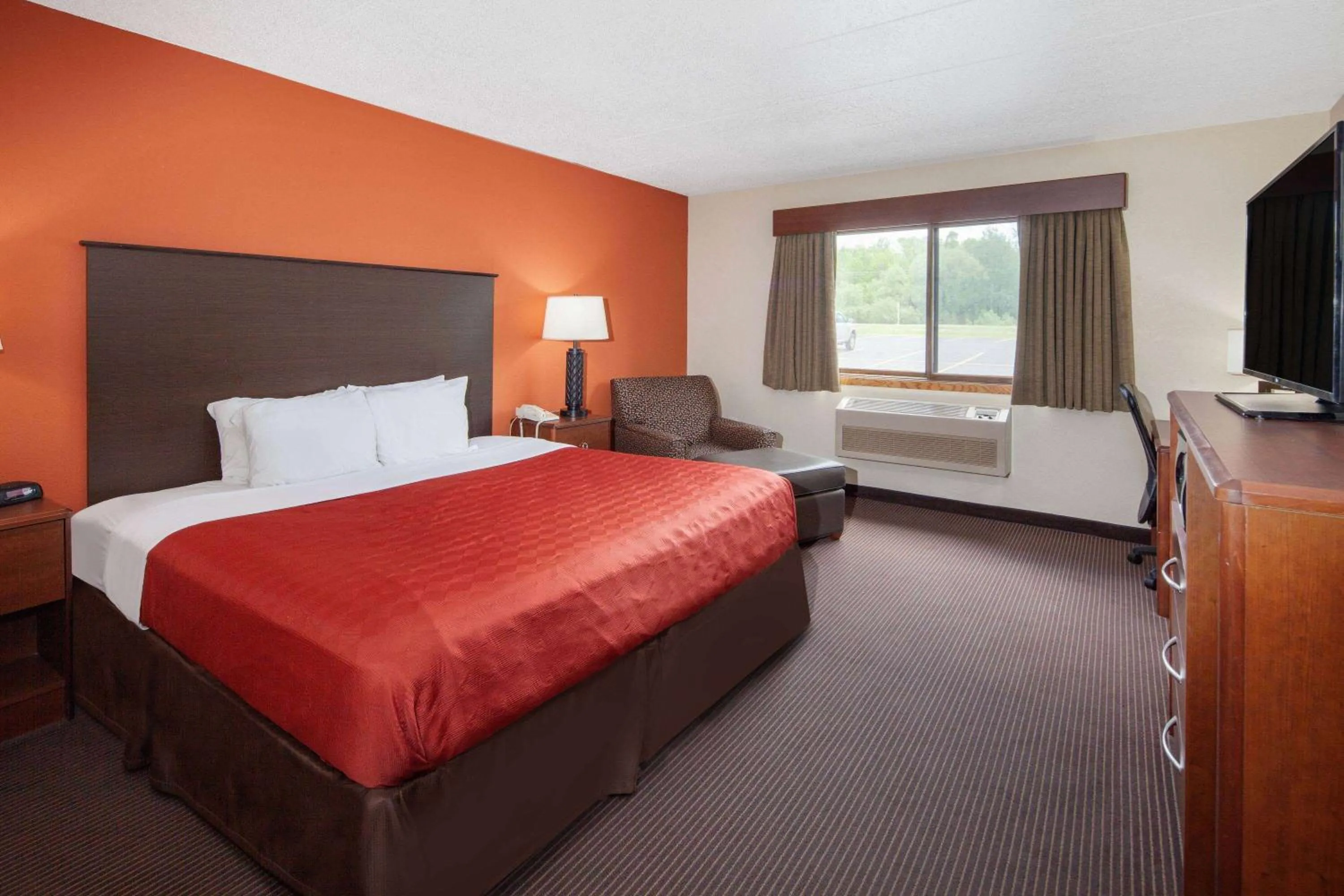 Photo of the whole room, Bed in AmericInn by Wyndham Ashland