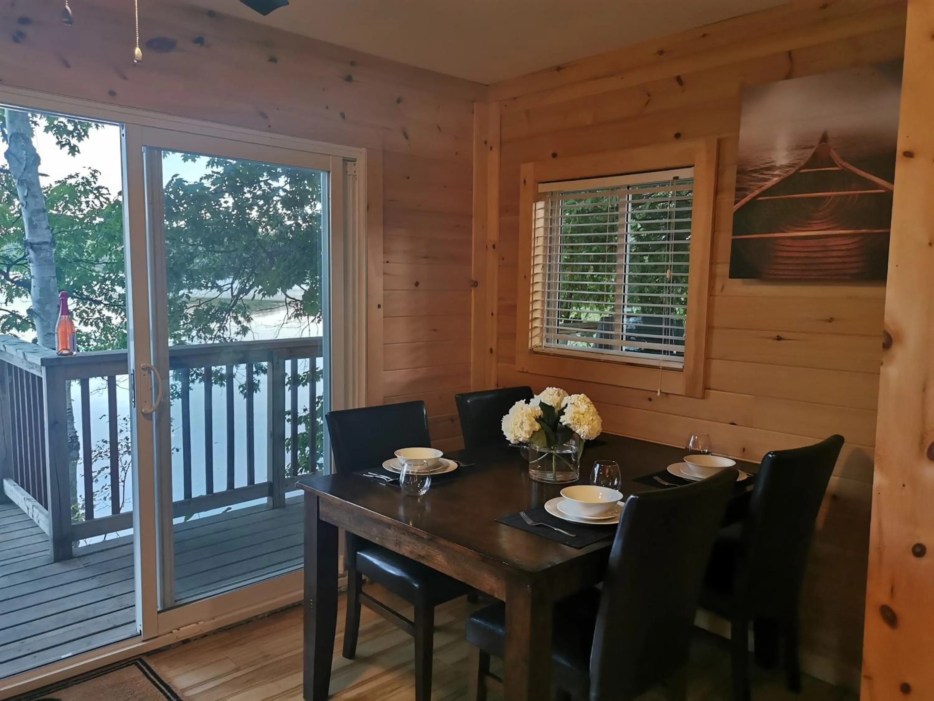 Dining area in Muskoka Shores Cottages