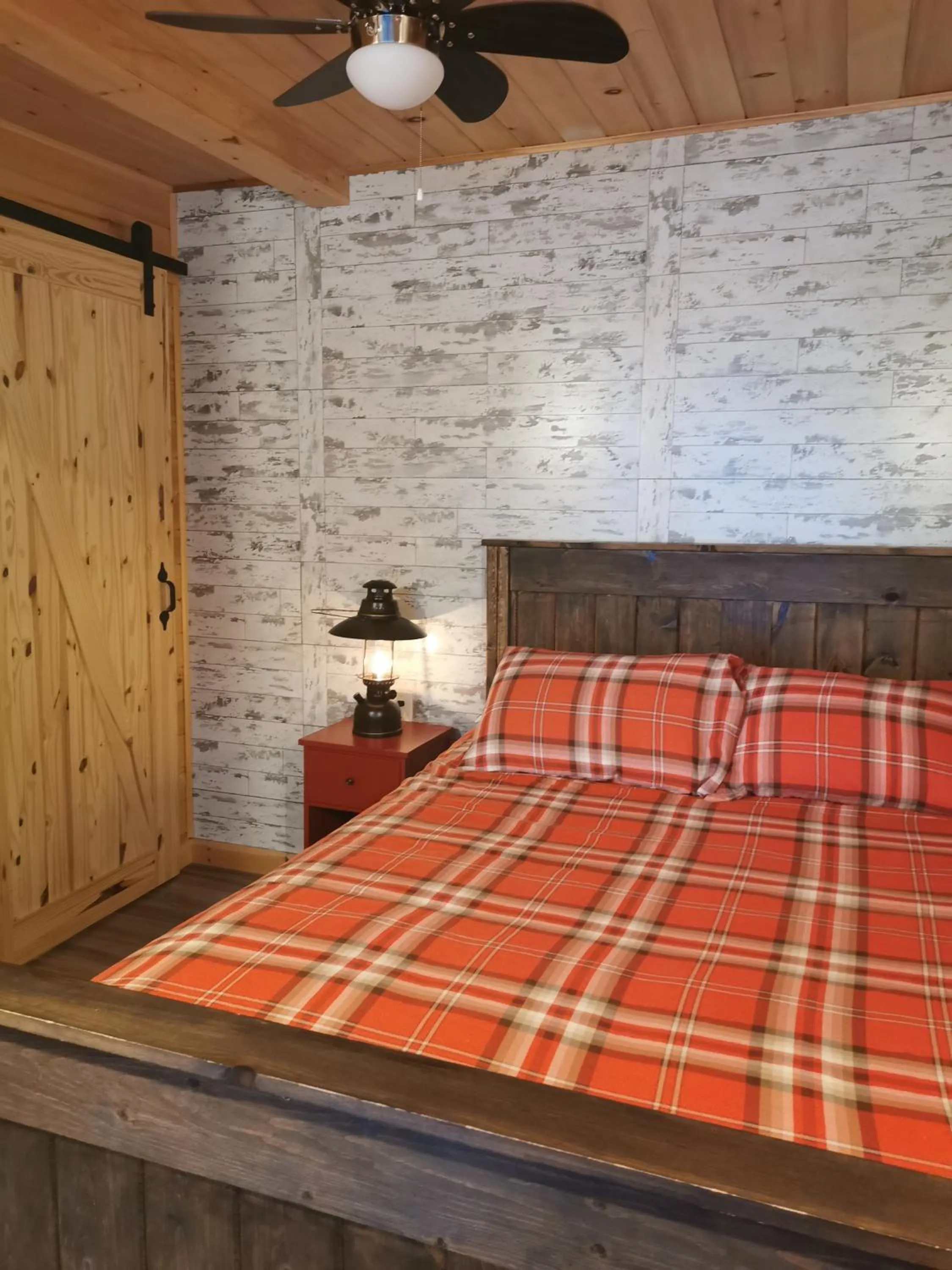 Bedroom, Bed in Muskoka Shores Cottages