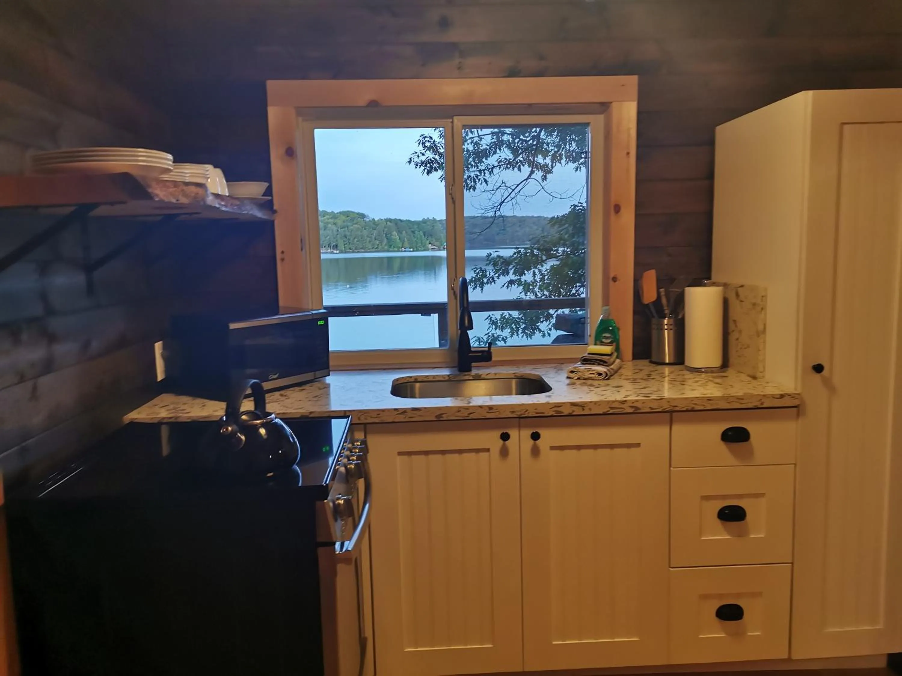 Kitchen or kitchenette in Muskoka Shores Cottages