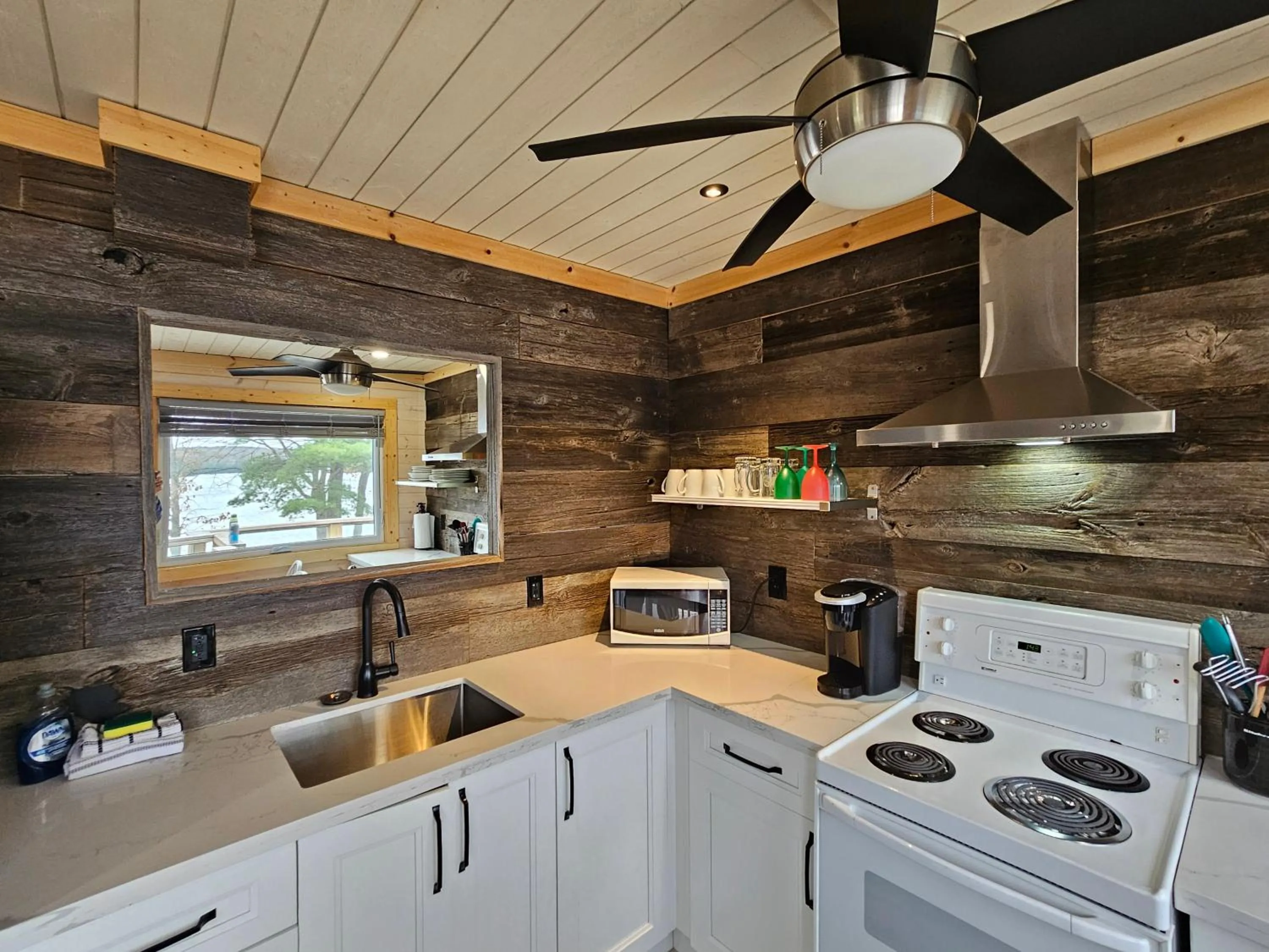 Kitchen or kitchenette in Muskoka Shores Cottages