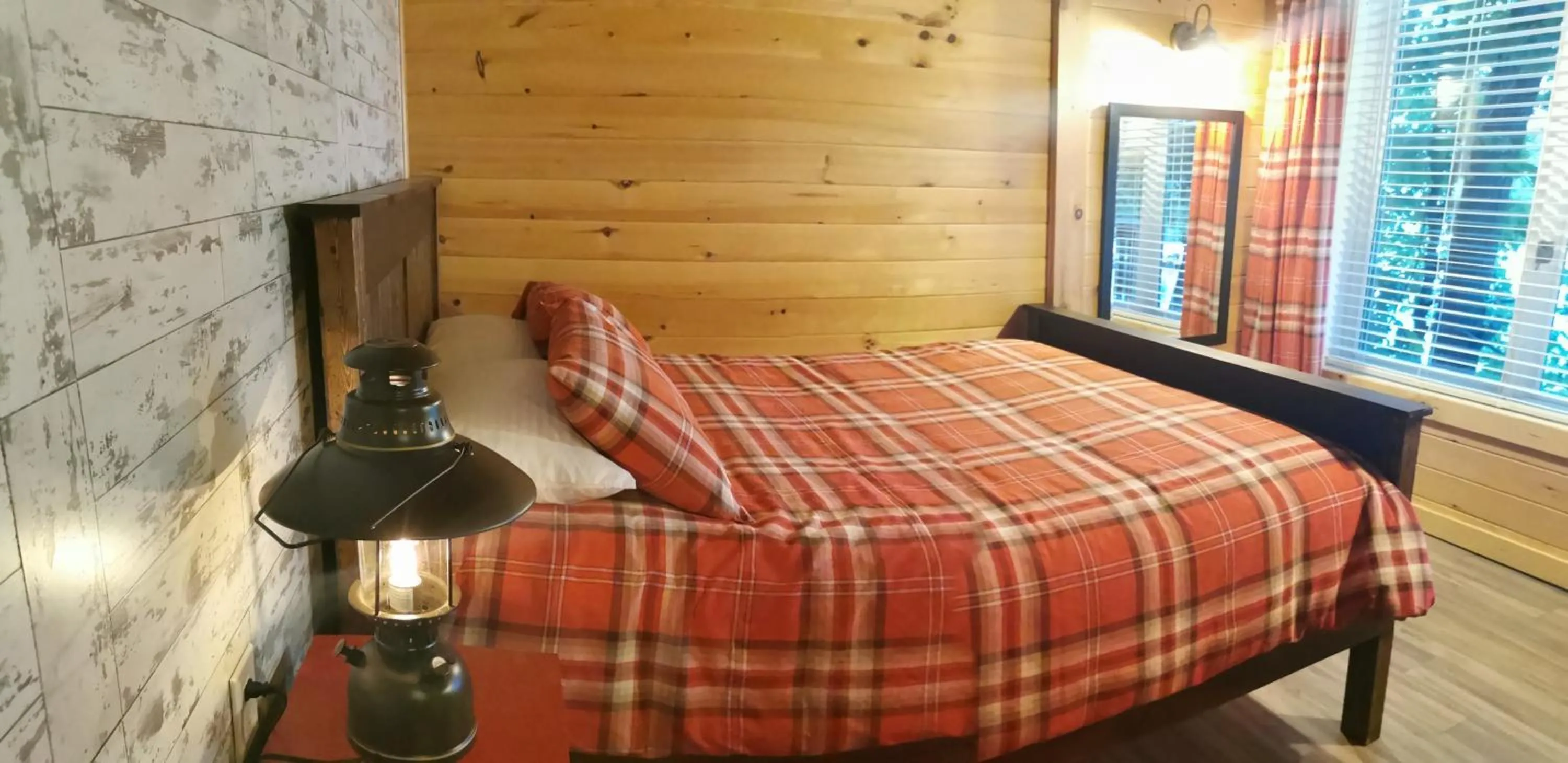 Bedroom, Bed in Muskoka Shores Cottages