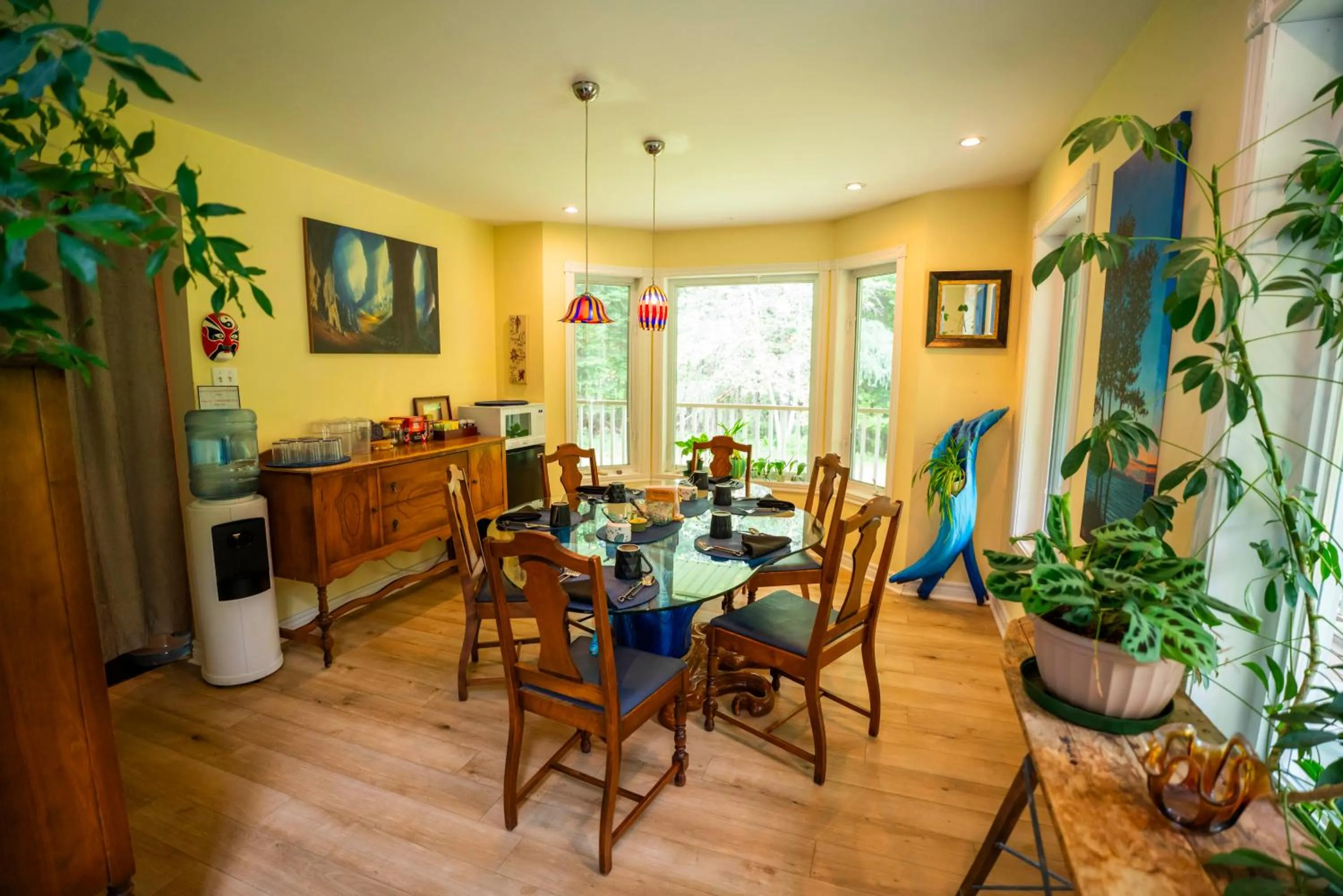 Dining area in Gîte Crystal Inn