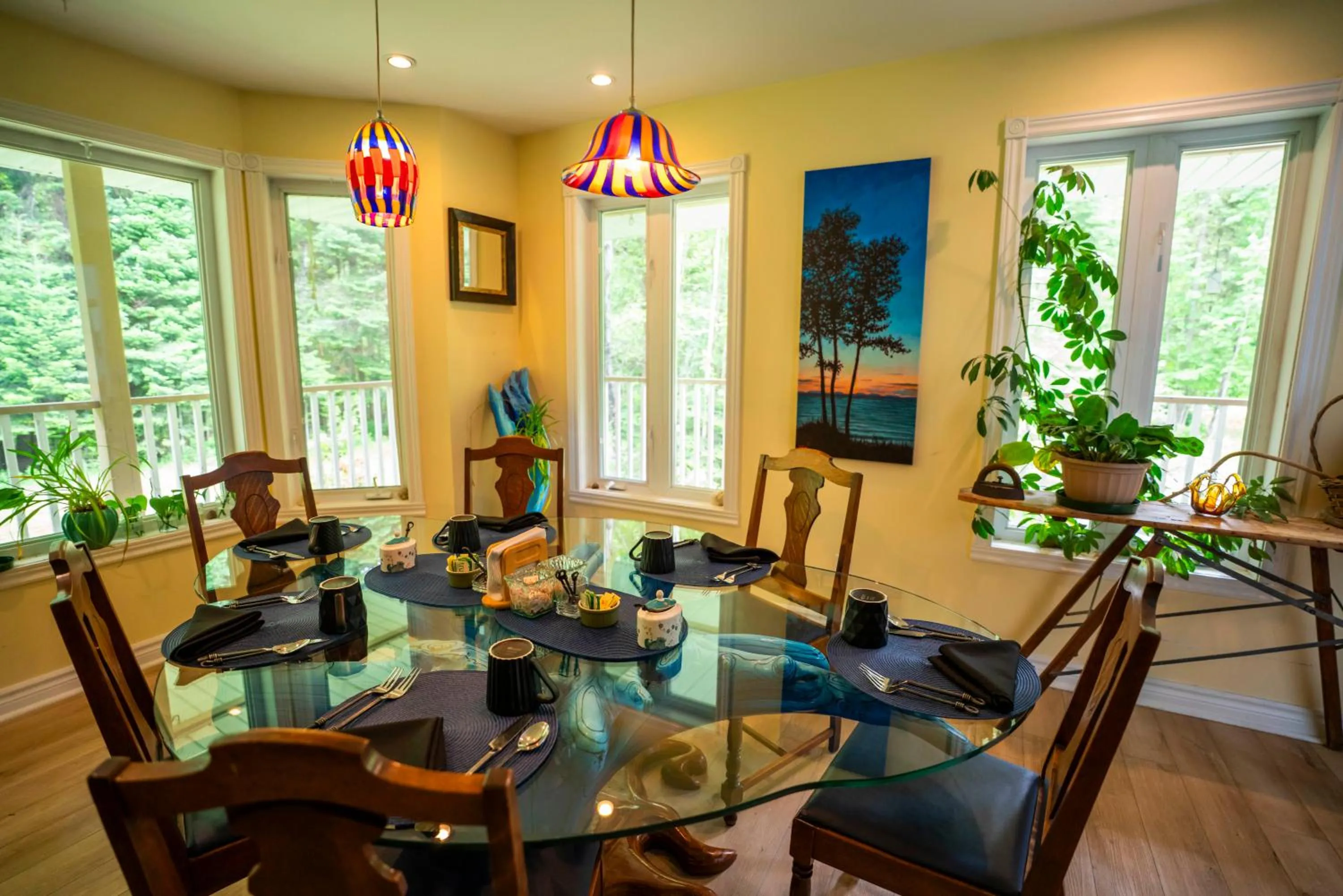 Dining area in Gîte Crystal Inn