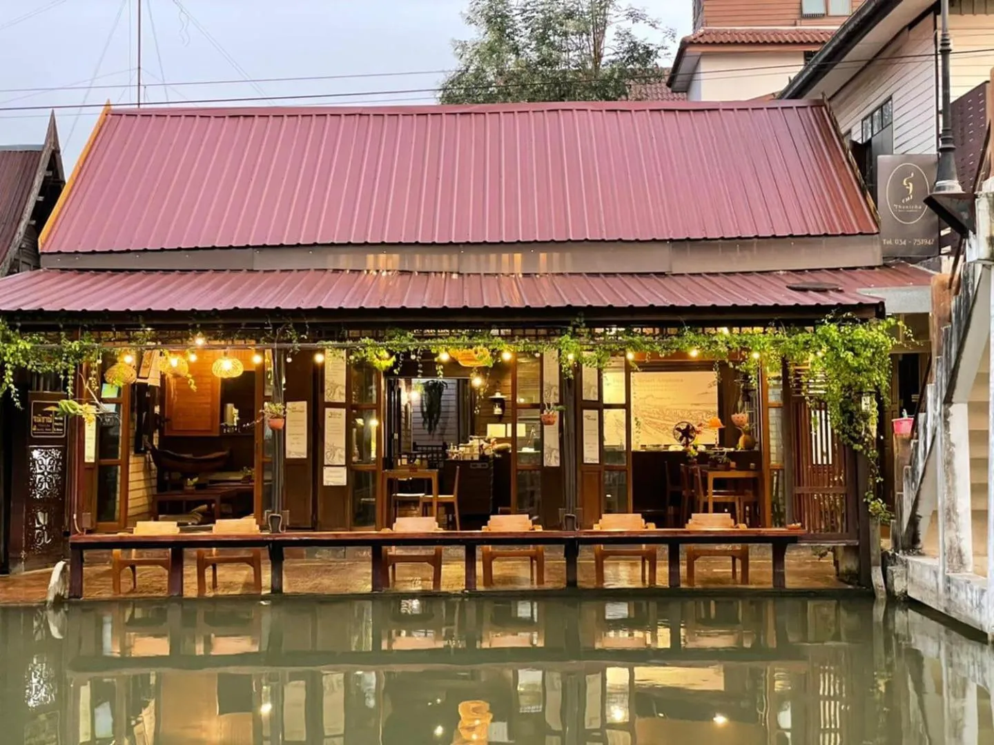 Restaurant/places to eat in Thanicha Resort Amphawa