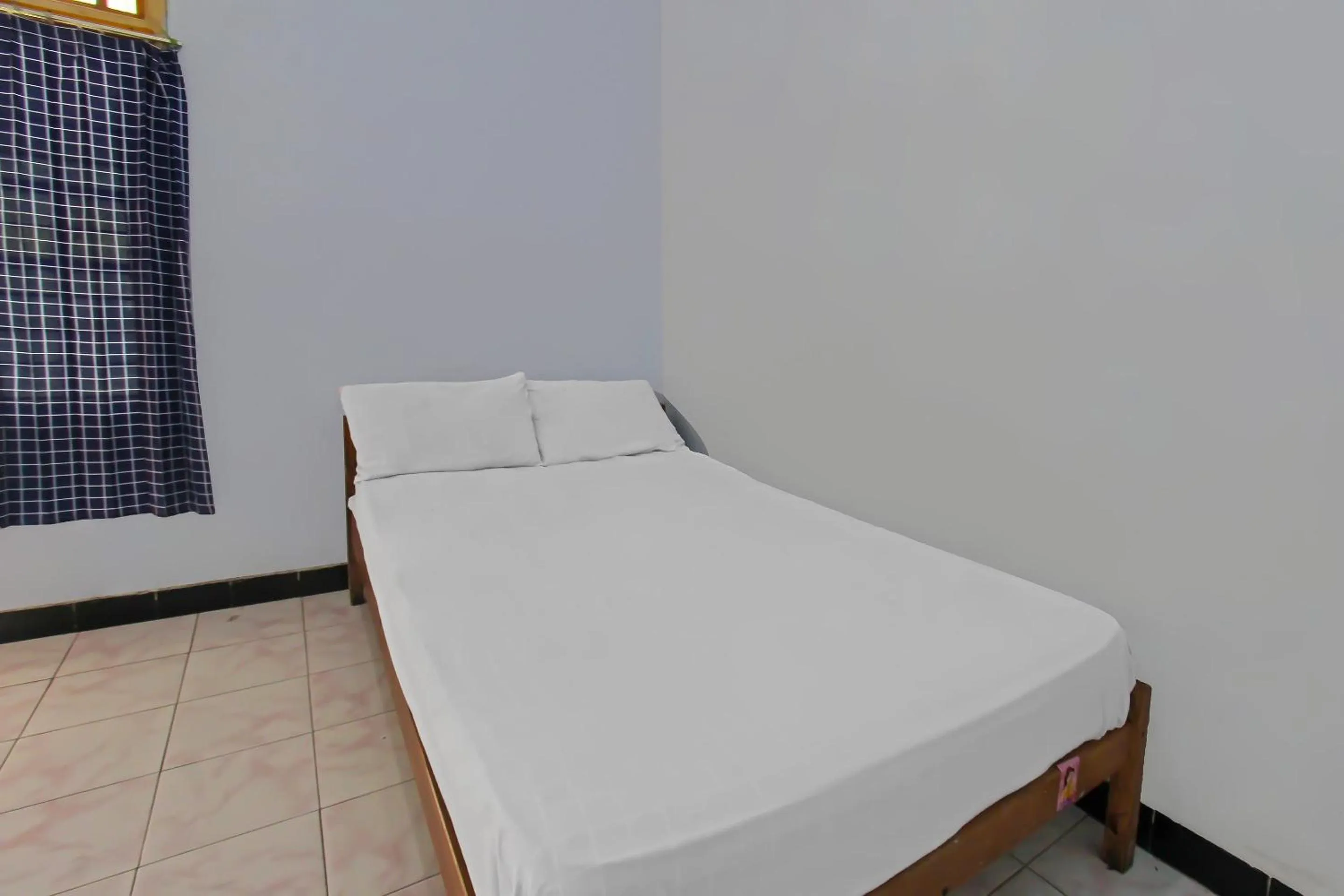 Bedroom, Bed in Hotel O Jati Homestay Near Taman Suranadi