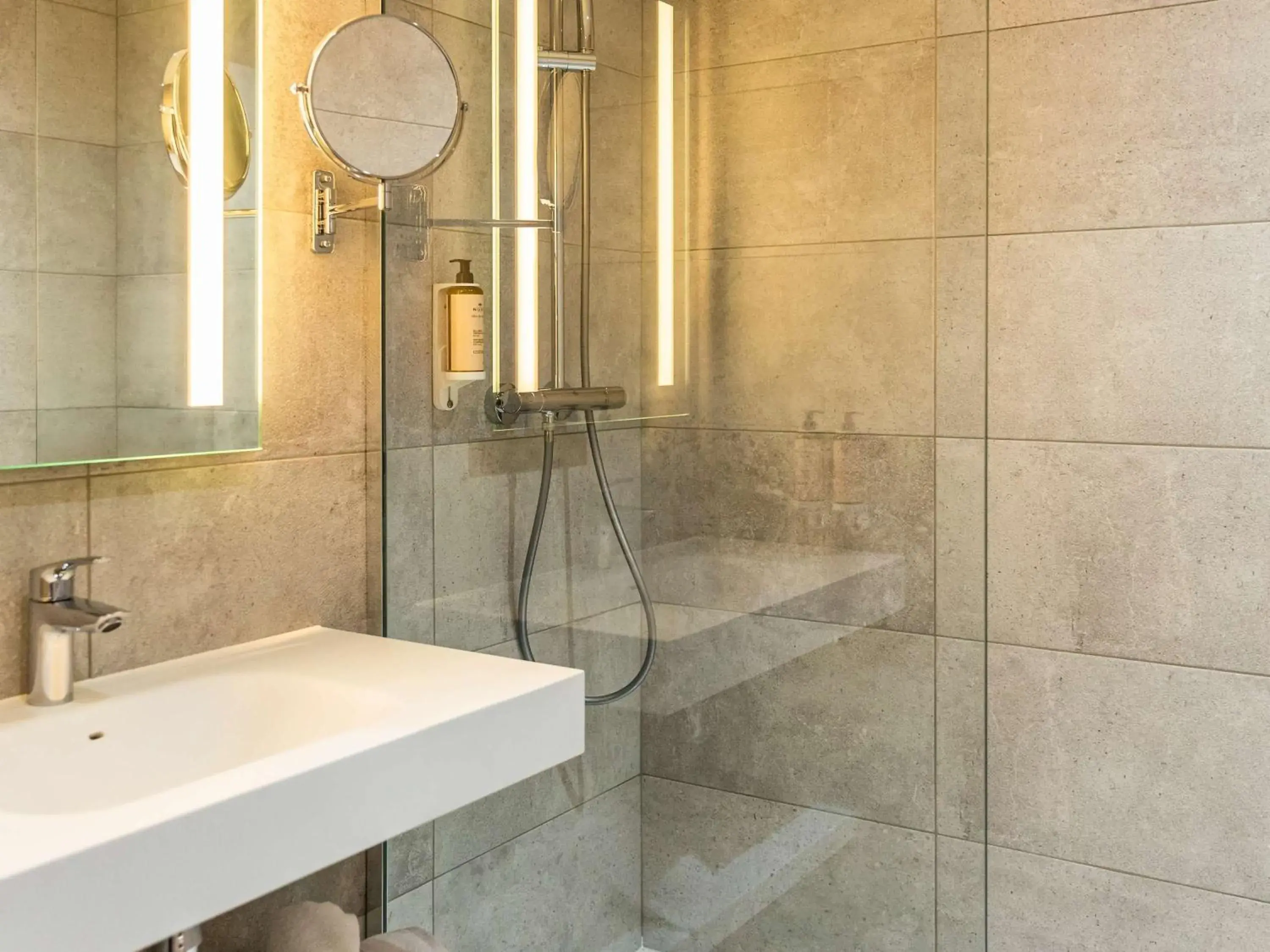 Classic Double Room in Mercure Toulouse Aeroport Blagnac Classic Double Room in Mercure Toulouse Aeroport Blagnac