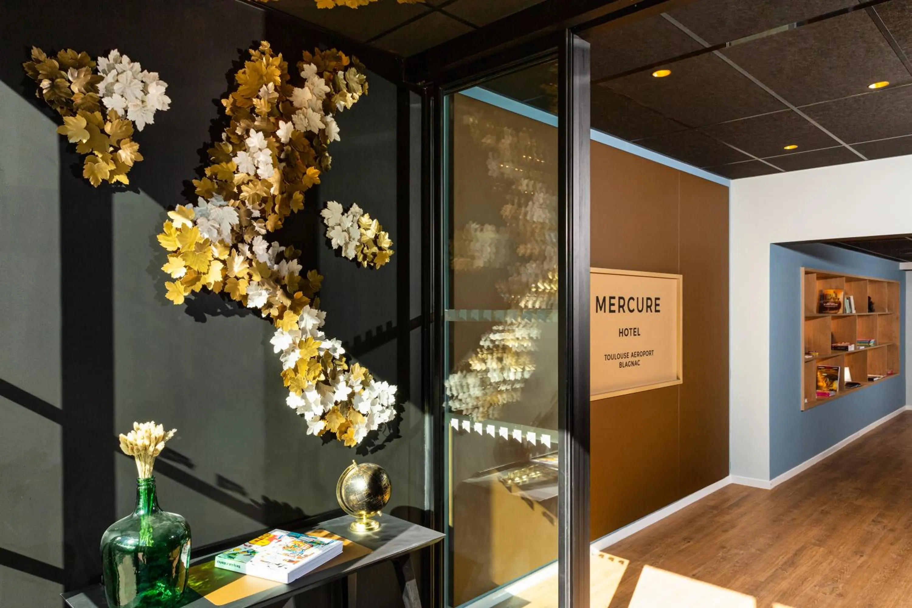 Lobby or reception in Mercure Toulouse Aeroport Blagnac