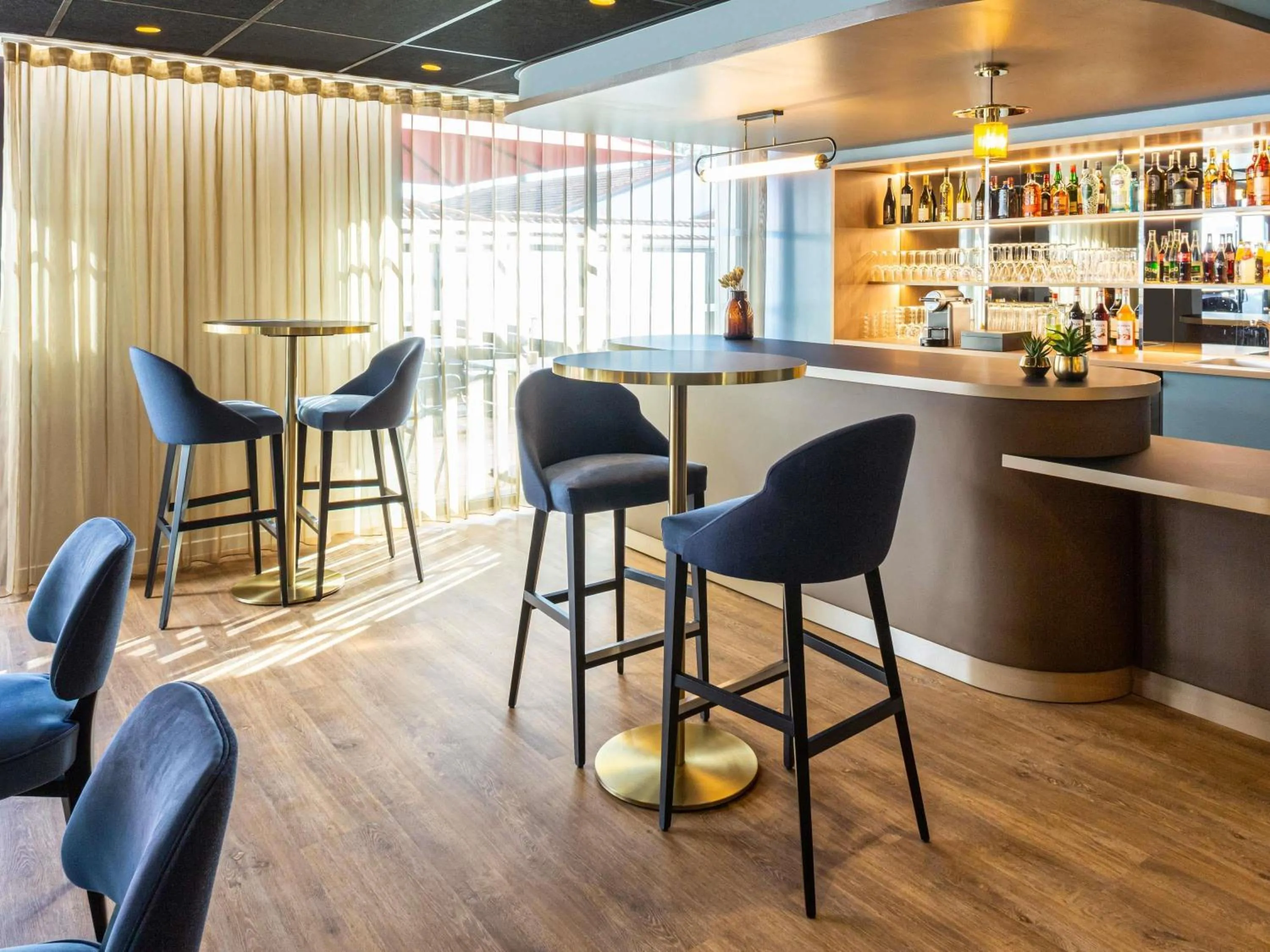 Lounge or bar in Mercure Toulouse Aeroport Blagnac